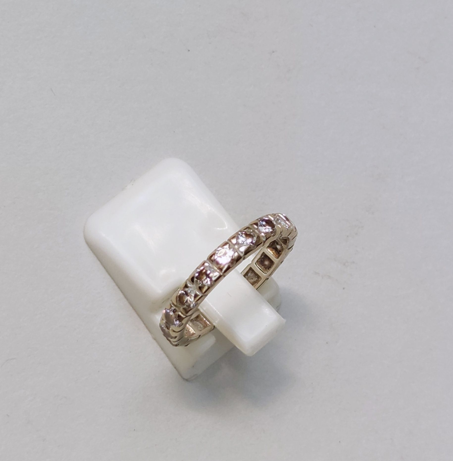Null 
750°/00白金结婚戒指，镶嵌一系列钻石，毛重：2.8克