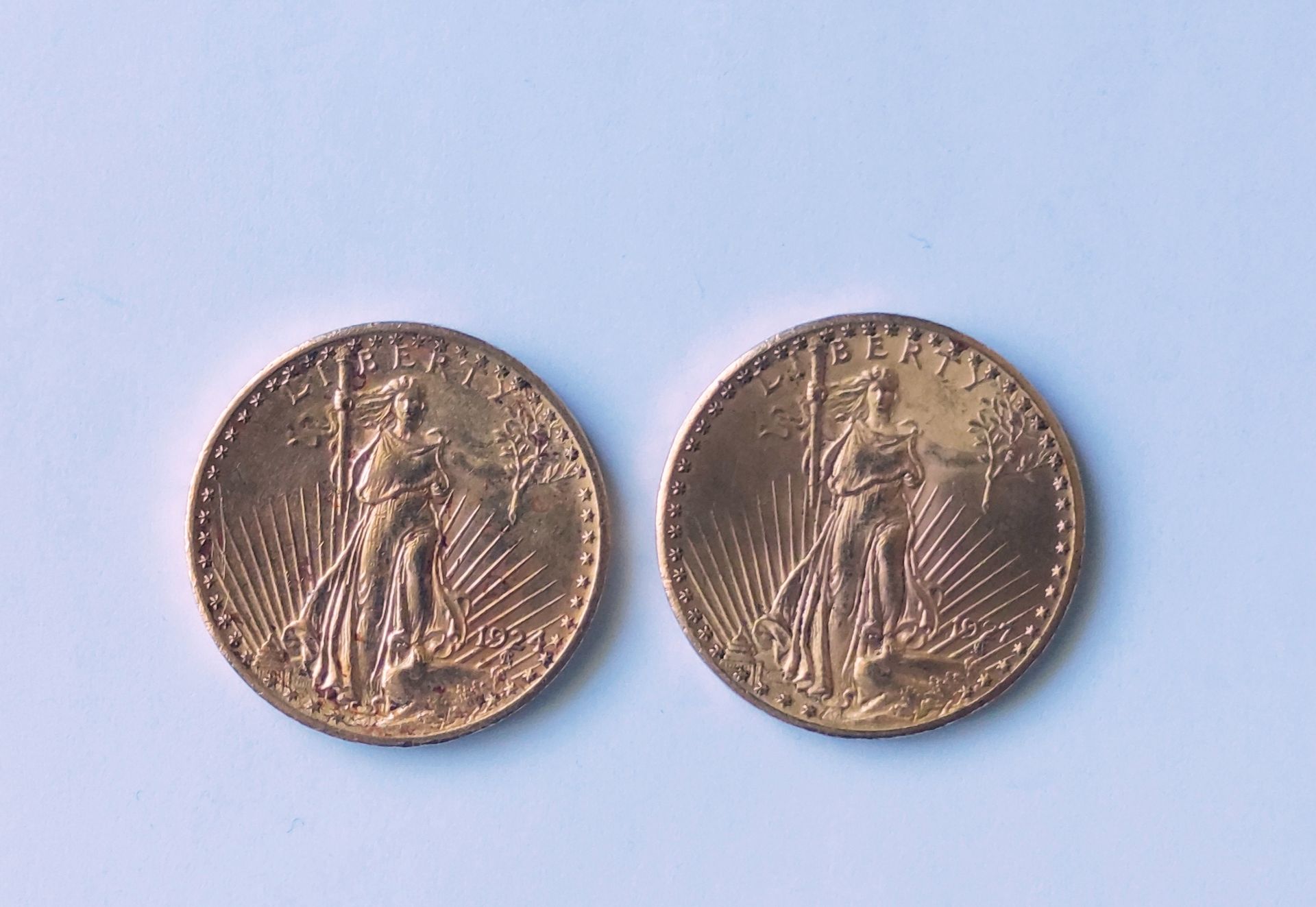 Null 
一组五枚美国黄金币，包括:
两枚20美元硬币1927年的自由圣戈登斯
三枚10美元硬币1881年-1895年-1901年自由女神的形象
穿着）重量：&hellip;