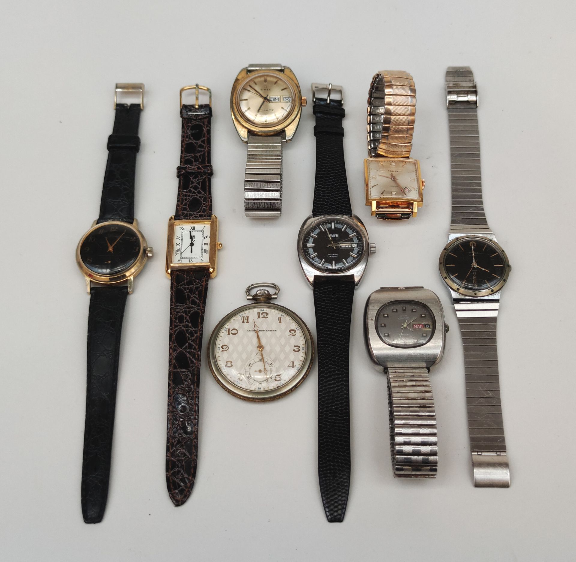 Null 
一批男士金属腕表，包括Timex, Lip, Reglex, Saviem, Feusier.
附有一只瑞士制造的怀表
机械和石英机芯，不保证（磨损&hellip;