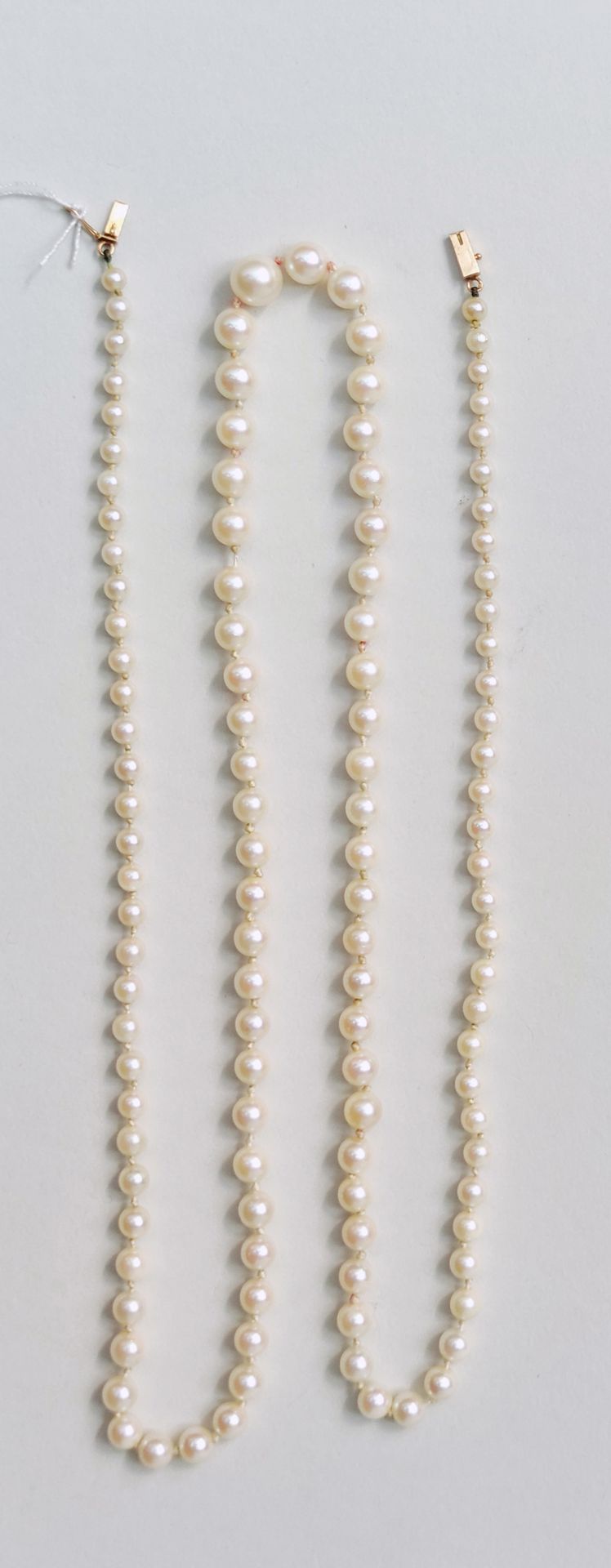 Null 
Necklace of cultured pearls, clasp in gold 750°/00, L : 79 cm