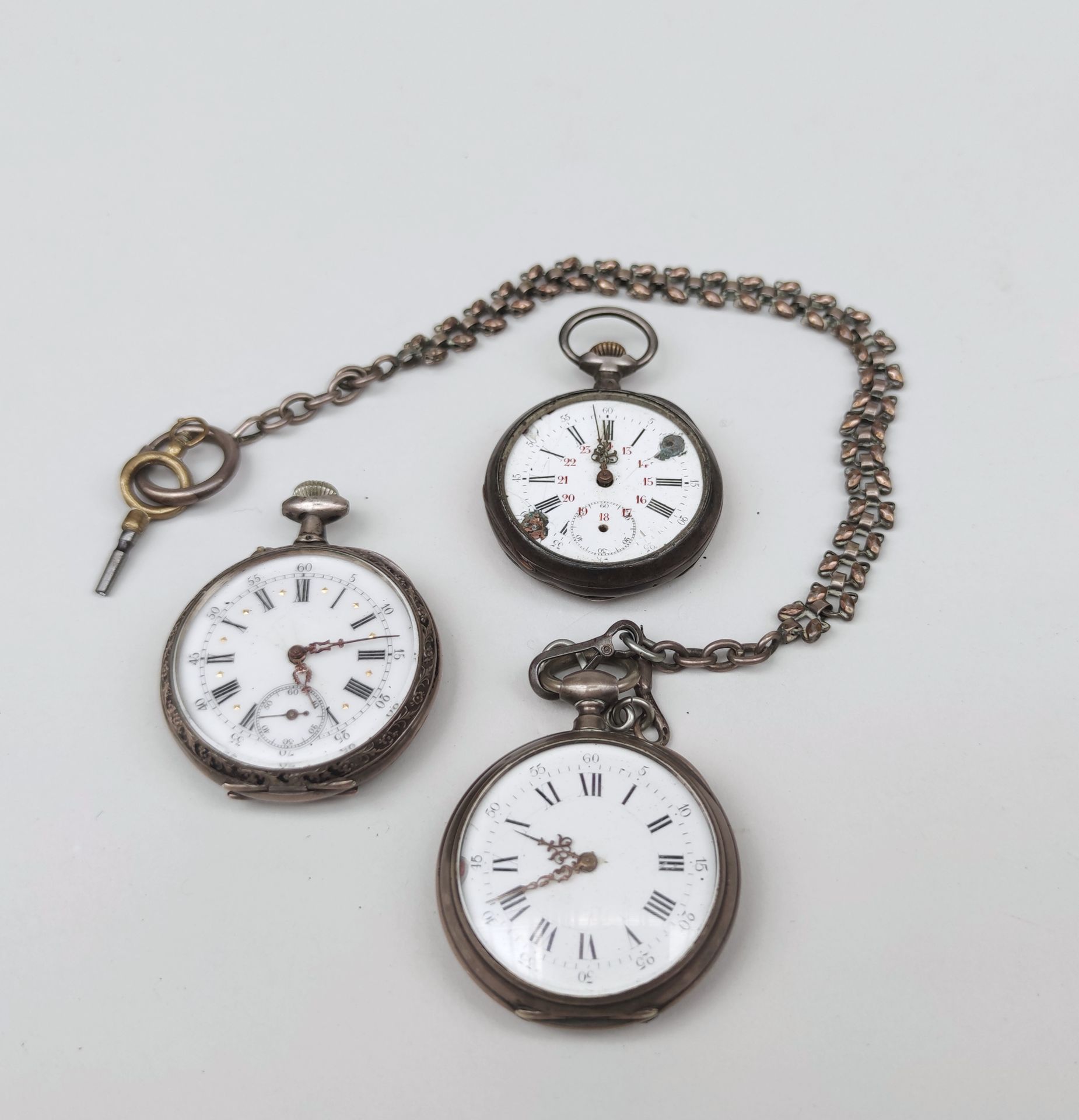 Null 
LOTE: Tres relojes de bolsillo con caja de plata, una cadena de plata Peso&hellip;