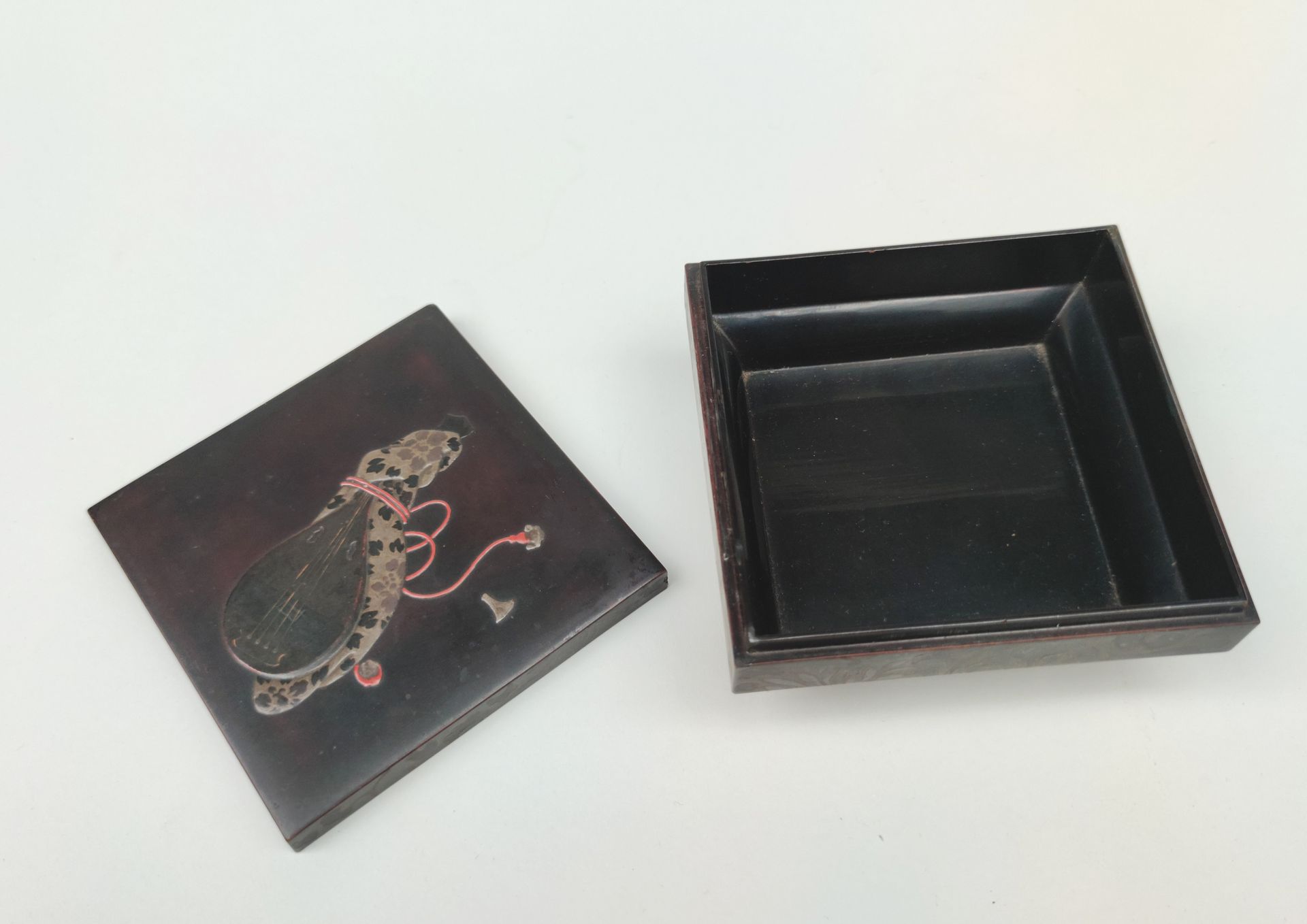 Null 
小型方形漆盒，日本明治19世纪末 6 X 12 X 12厘米（边缘和底部有小的磨损