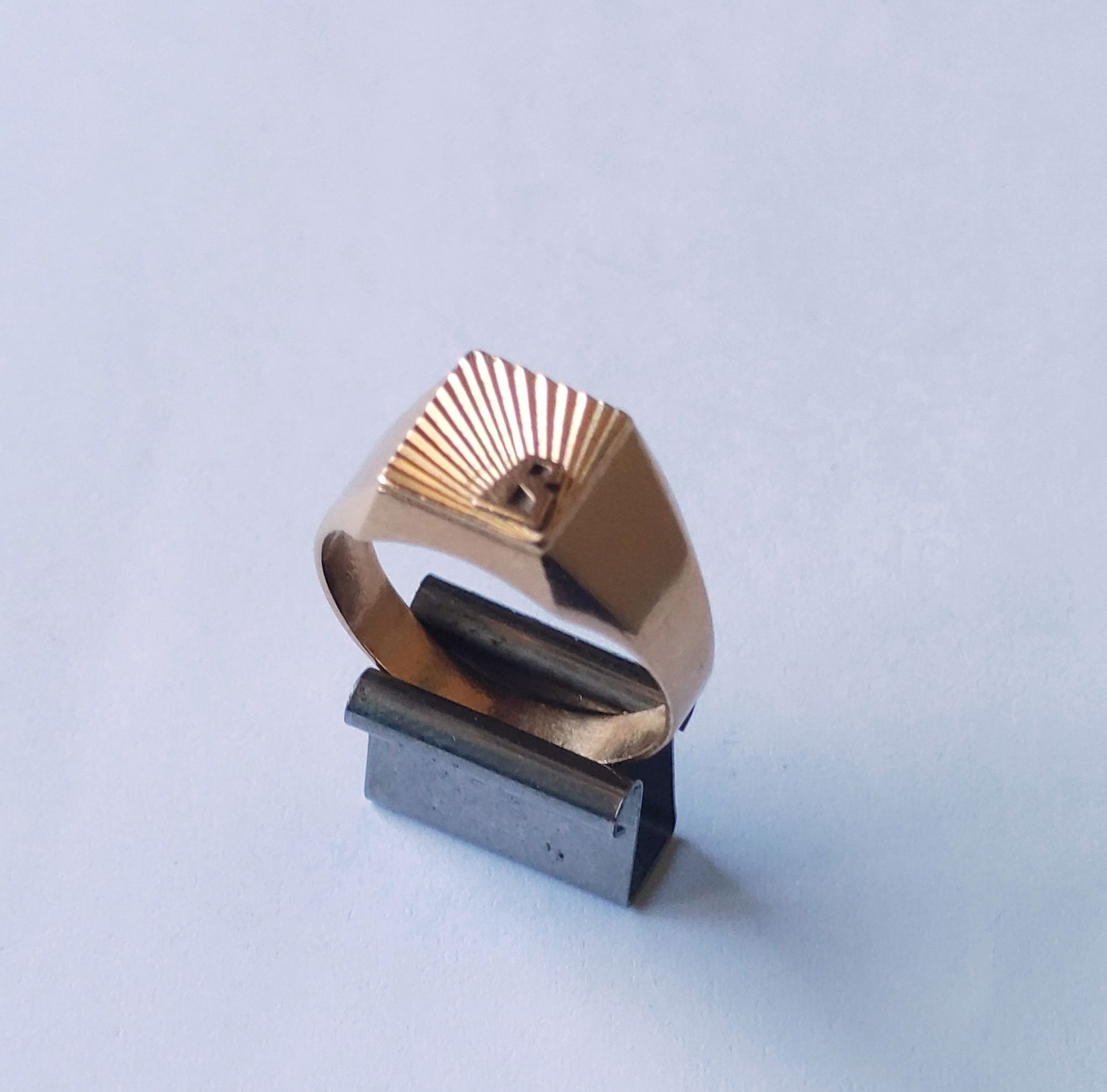 Null 
Kleiner Ring aus Gelbgold 750°/°° Gewicht : 4,2 Gramm Fingergröße : 58