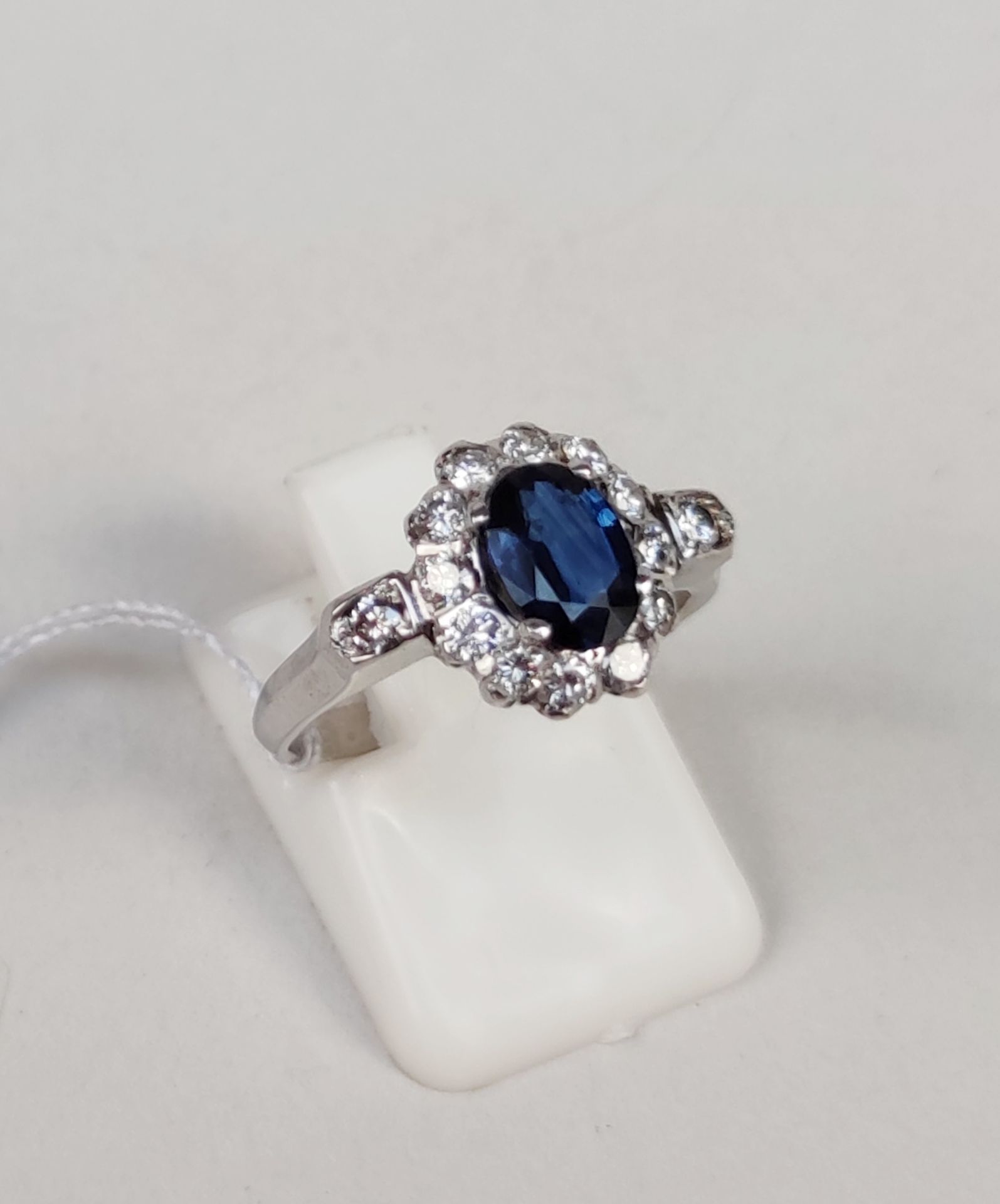 Null 
750°/00白金戒指，镶嵌一颗约1克拉的蓝宝石和一圈明亮式切割钻石，手指尺寸：51/52 总重量：4.80克