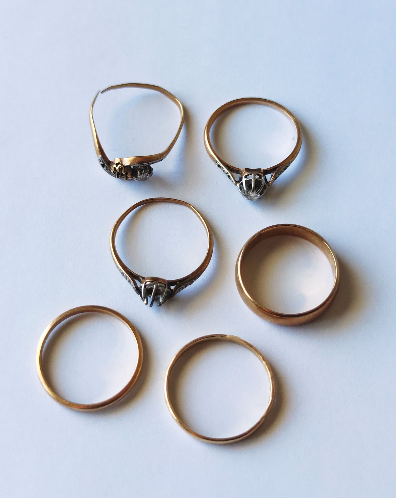 Null 
一组750°/°的金饰将被铸造，包括：一个戒指、两个底座和三个结婚戒指 毛重：12.7克