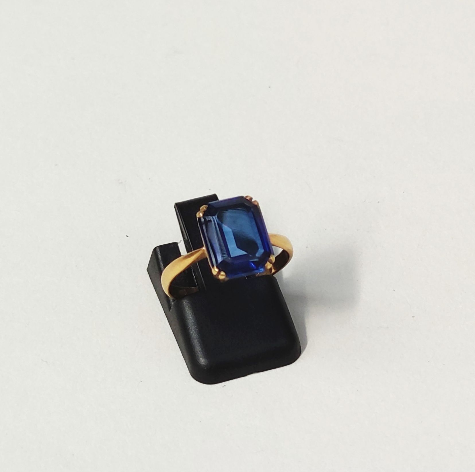 Null 
RING, set with a rectangular sapphire blue stone in yellow gold 750°/°° Gr&hellip;