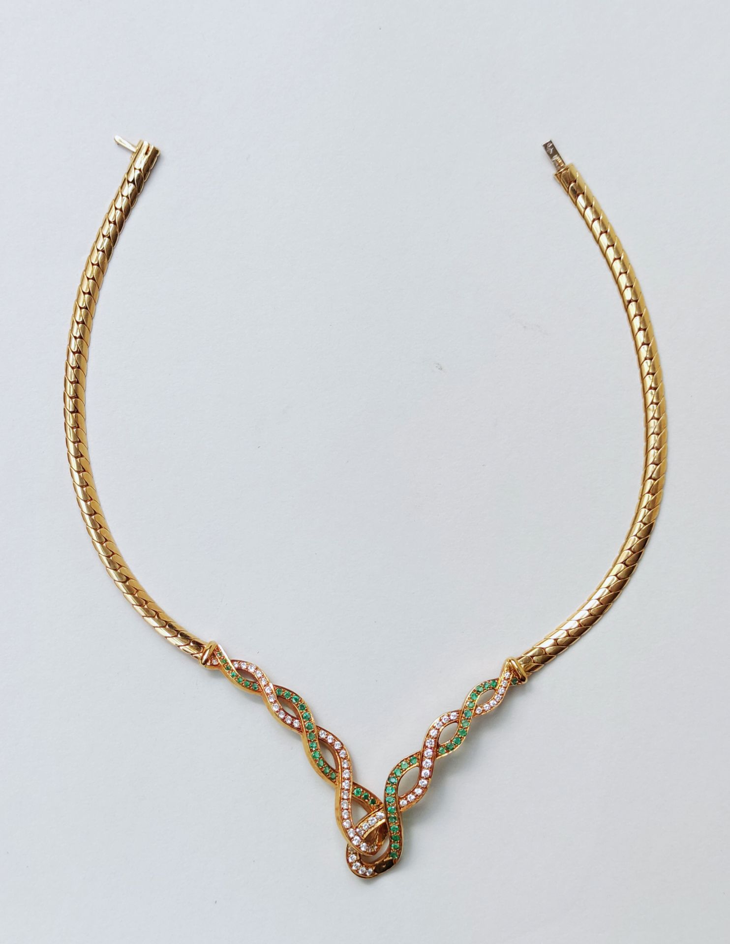 Null 
Necklace in yellow gold 750 °/00 with a falling interlace pattern, decorat&hellip;