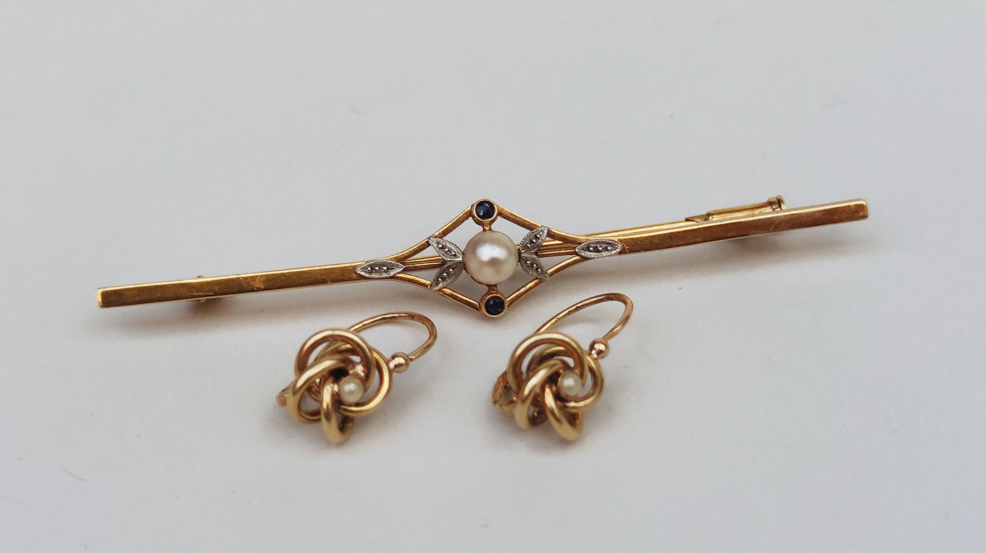 Null 
Brooch in yellow gold 750°/°° set with a cultured pearl, Gross weight: 3 g&hellip;