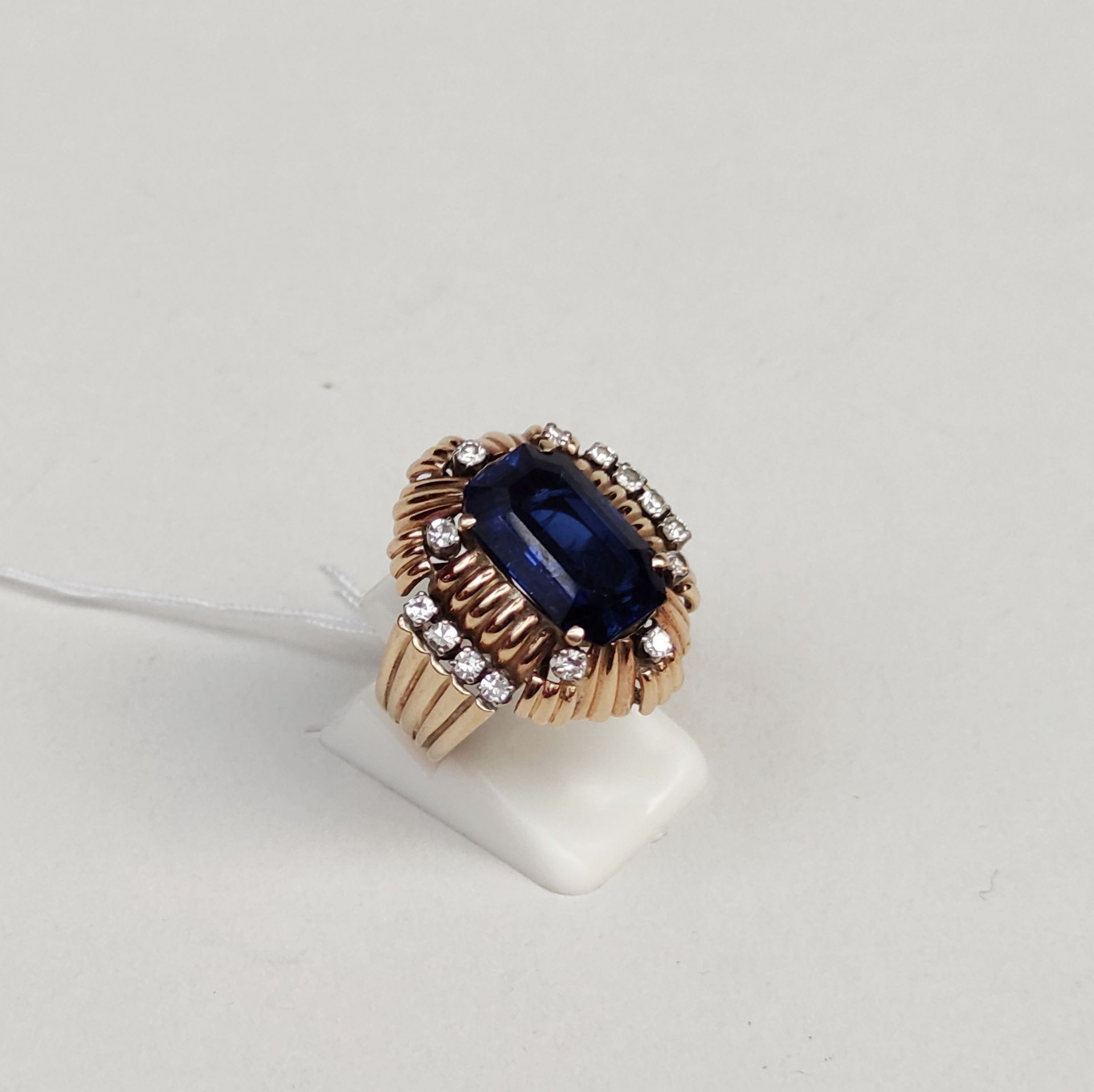 Null 
585°/00（14K）黄金戒指，镶有蓝色宝石和明亮式切割钻石

手指尺寸：54/55 重量：9.80克