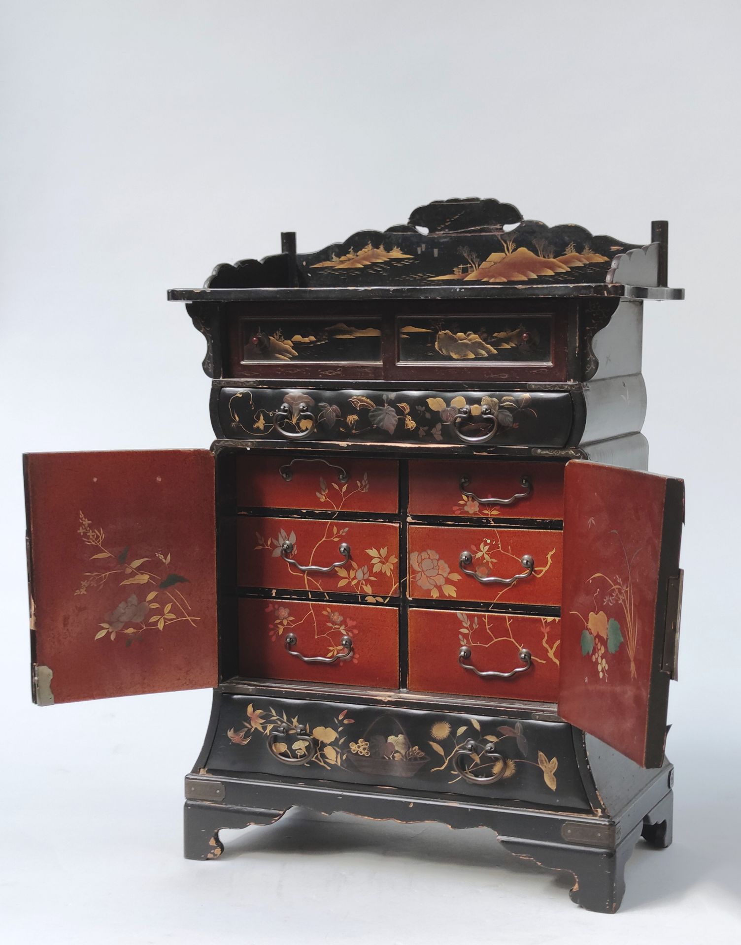 Null 
黑漆木质珠宝盒，四面镀金，有涉水者、湖景和叶子的图案，前面有三个抽屉和两个门，露出六个小抽屉，日本 1900年 47 X 34 X 18厘米
(磨损&hellip;