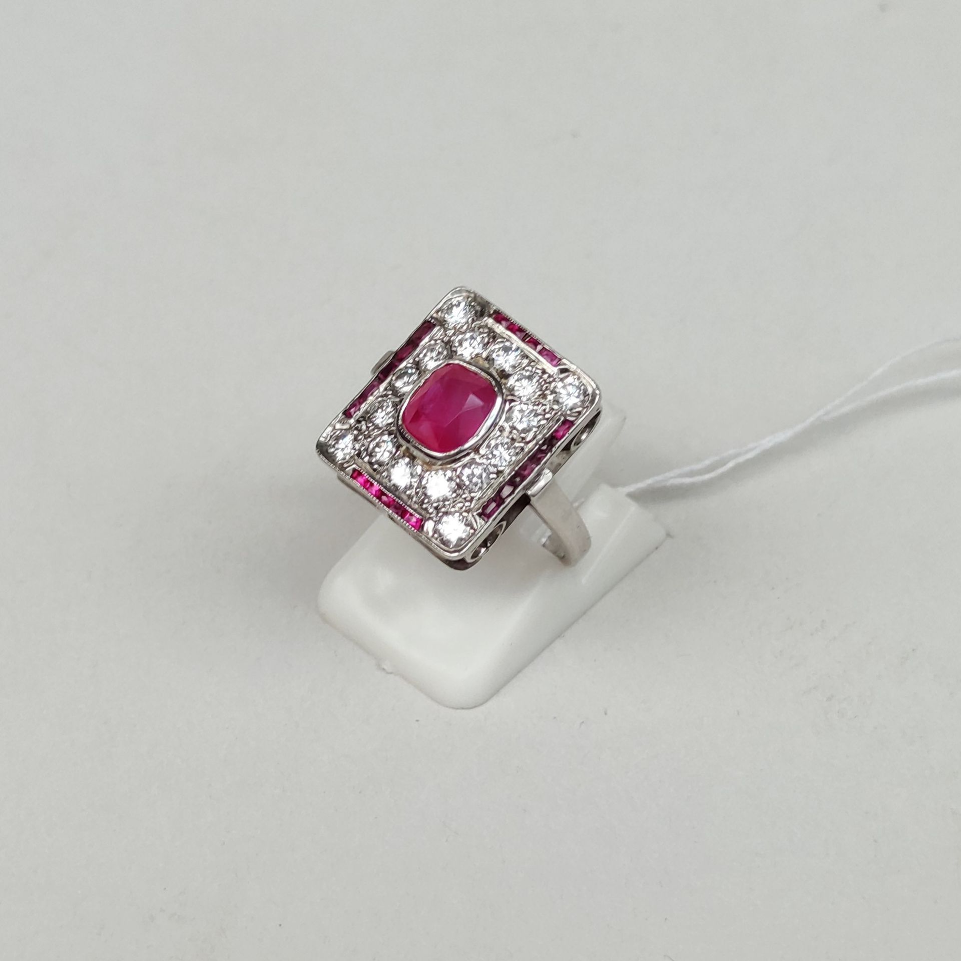 Null 
Ring in white gold 750°/00 set with a 1.39 carat ruby, natural Burmese

Fi&hellip;