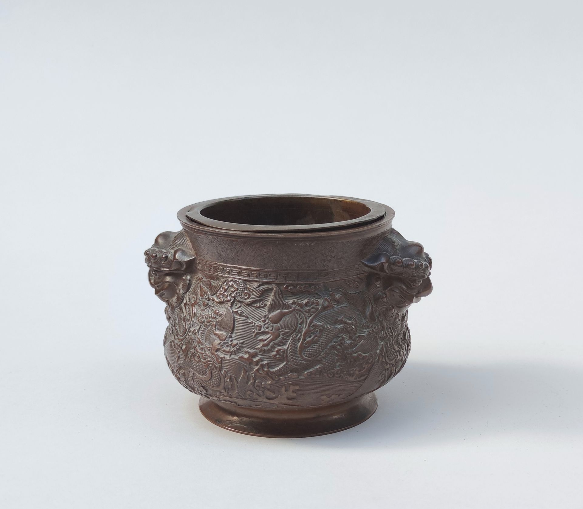 Null 
一件棕色的铜制小圆杯，上面有龙和嵌合体的头像，双金属，背面有天启的印章，中国19世纪末高度：厘米9厘米 直径：13厘米