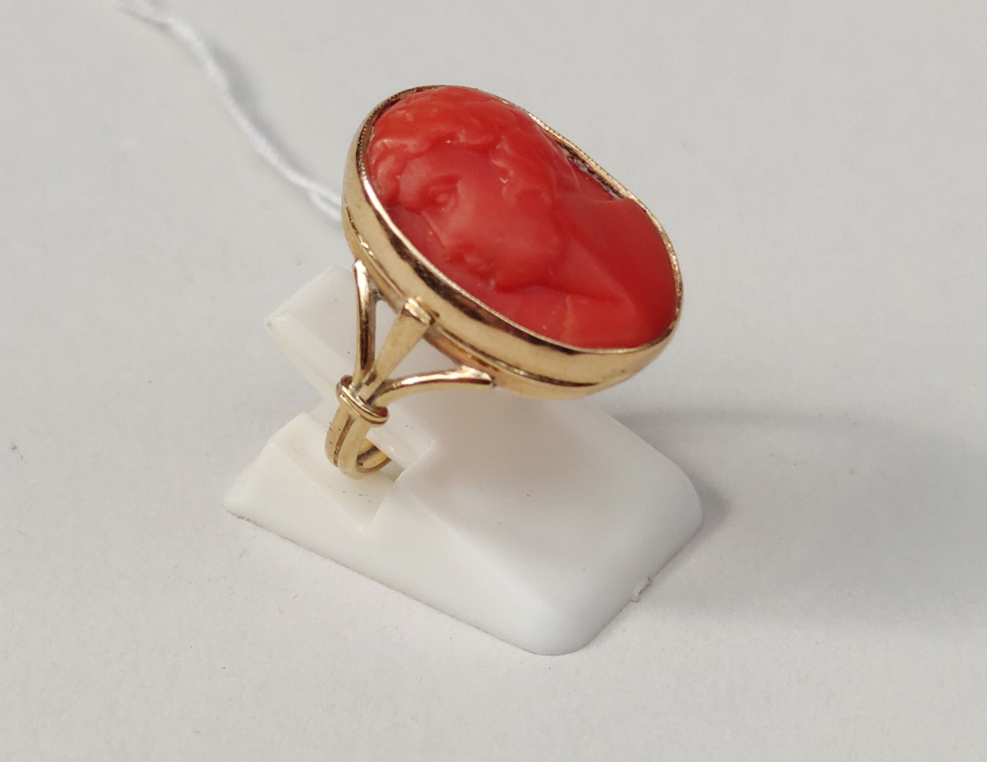 Null 
Yellow gold ring set with a red coral cabochon with a man's profile. Gross&hellip;