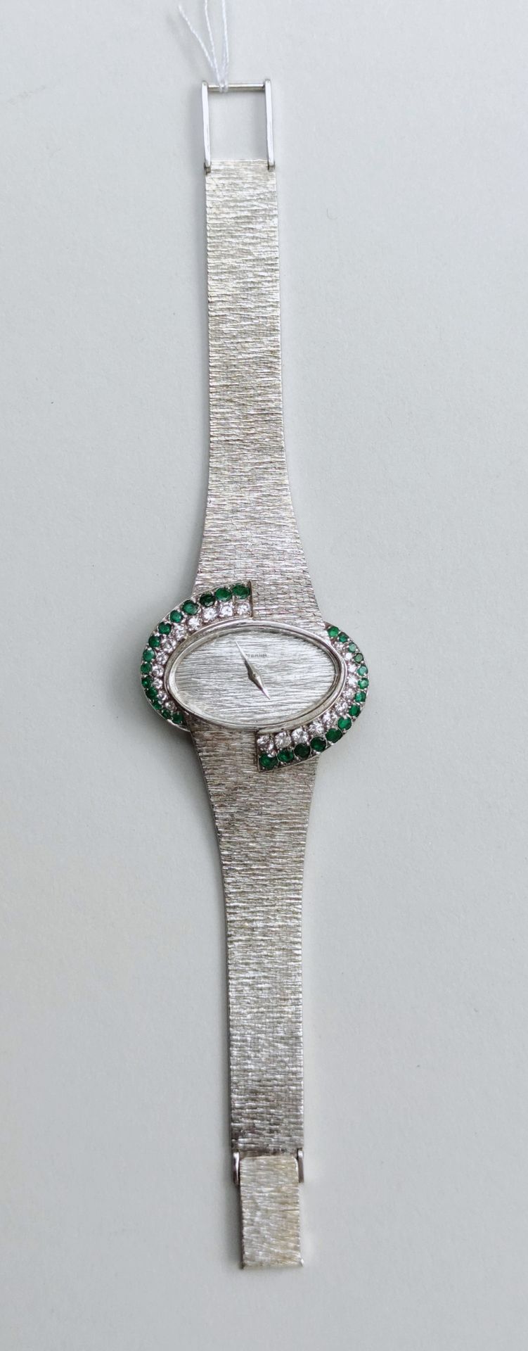 Null 
ETERNA品牌750°/00白金女士腕表
椭圆形表圈镶嵌钻石和绿宝石
毛重：47.8克（机芯有待修订，不保证）。