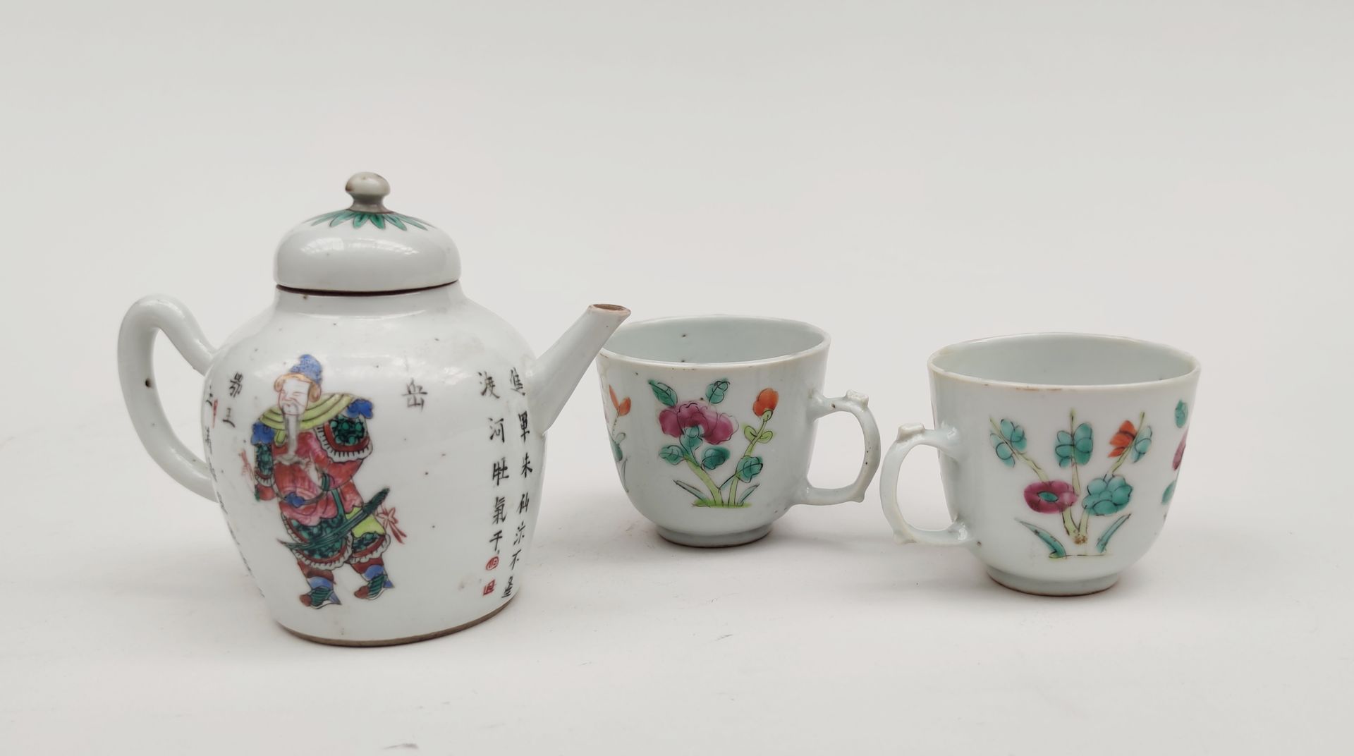 Null 
Pequeña tetera y dos tazas en porcelana esmaltada policromada, China
Altur&hellip;