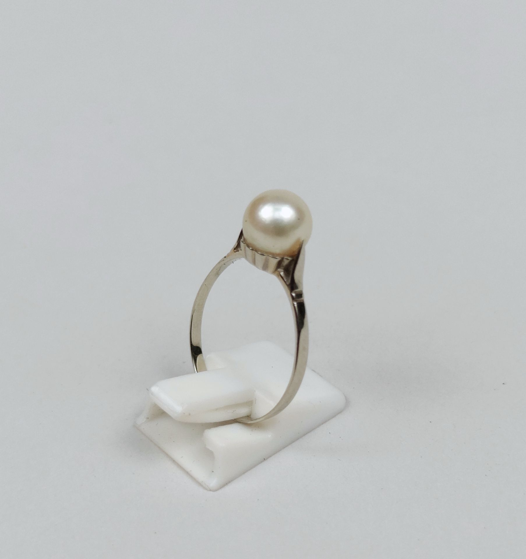 Null 
750°/°白金戒指，饰有一颗单独的养殖珍珠
毛重：2.6克