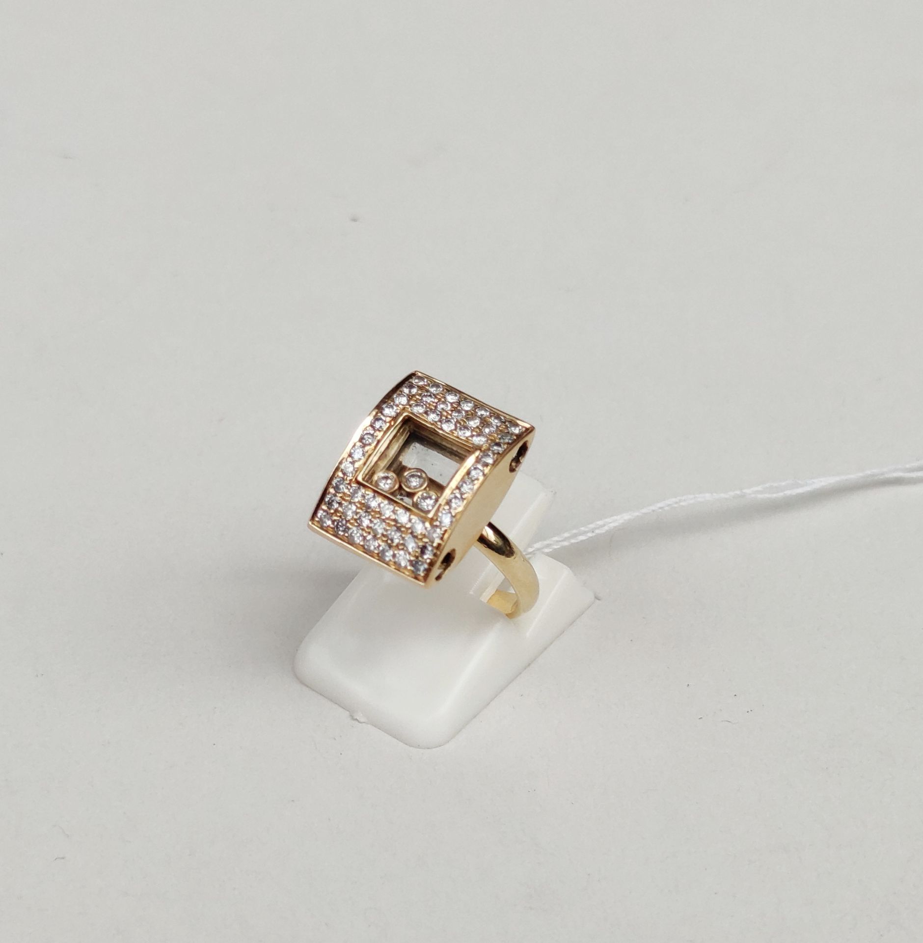 Null 
Ring aus Gelbgold 750°/00, besetzt mit drei beweglichen Diamanten, Fingerg&hellip;