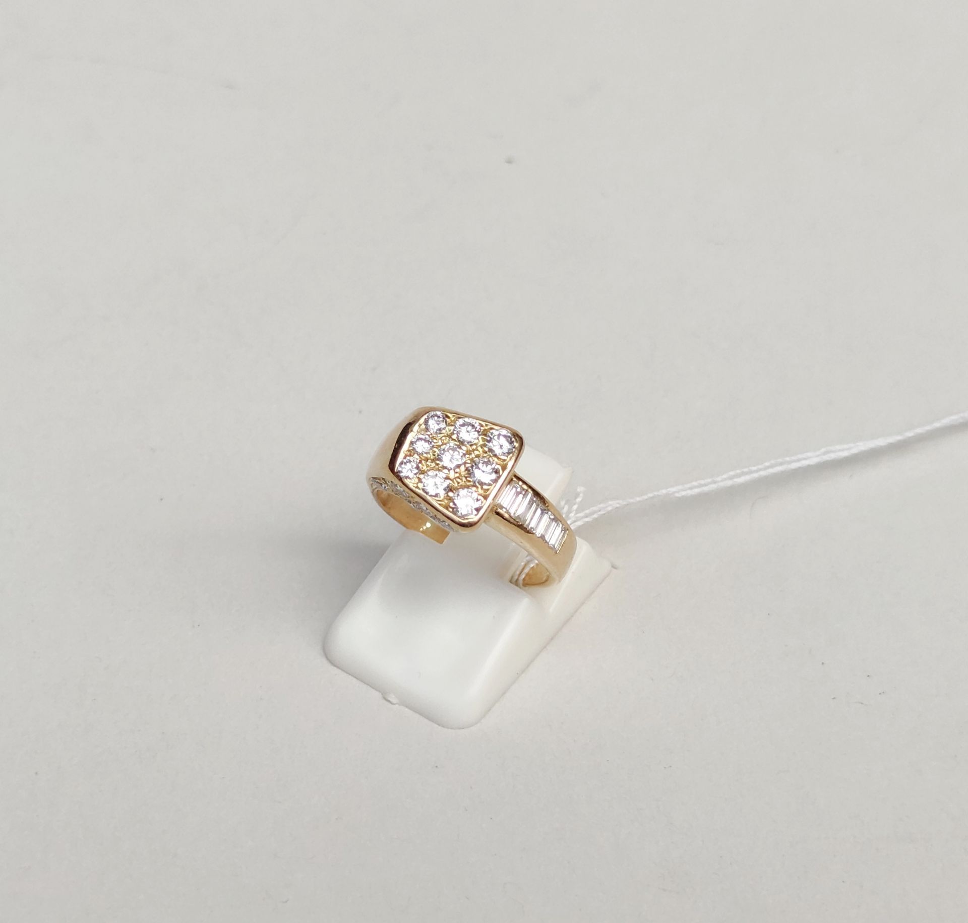 Null 
Ring aus Gelbgold 750°/00 mit Baguette- und runden Diamanten besetzt Finge&hellip;