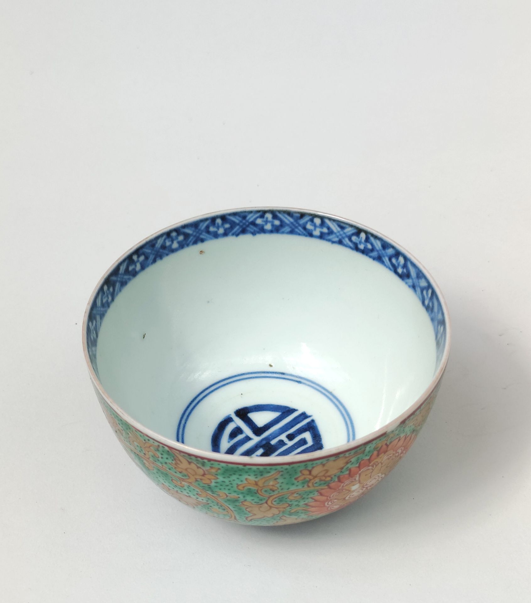 Null 
瓷碗，外面有绿色背景的叶子和花朵的多色珐琅装饰，里面有蓝色的卡麦尔图案，背面有四字的天启印记，中国高度：7厘米7厘米 直径：12厘米