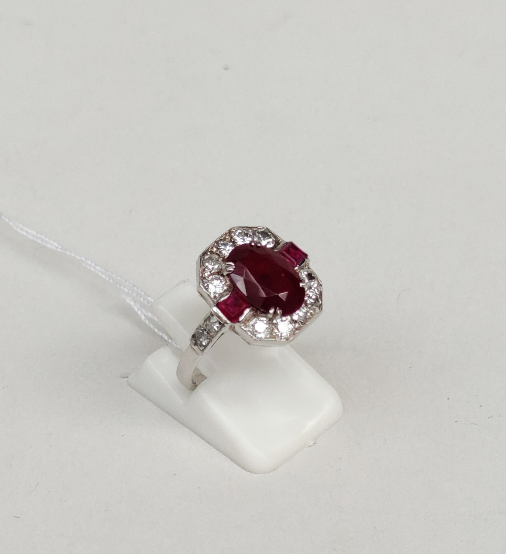 Null 
Ring in white gold 750°/00 set with a 2.50 carat ruby and brilliant-cut di&hellip;