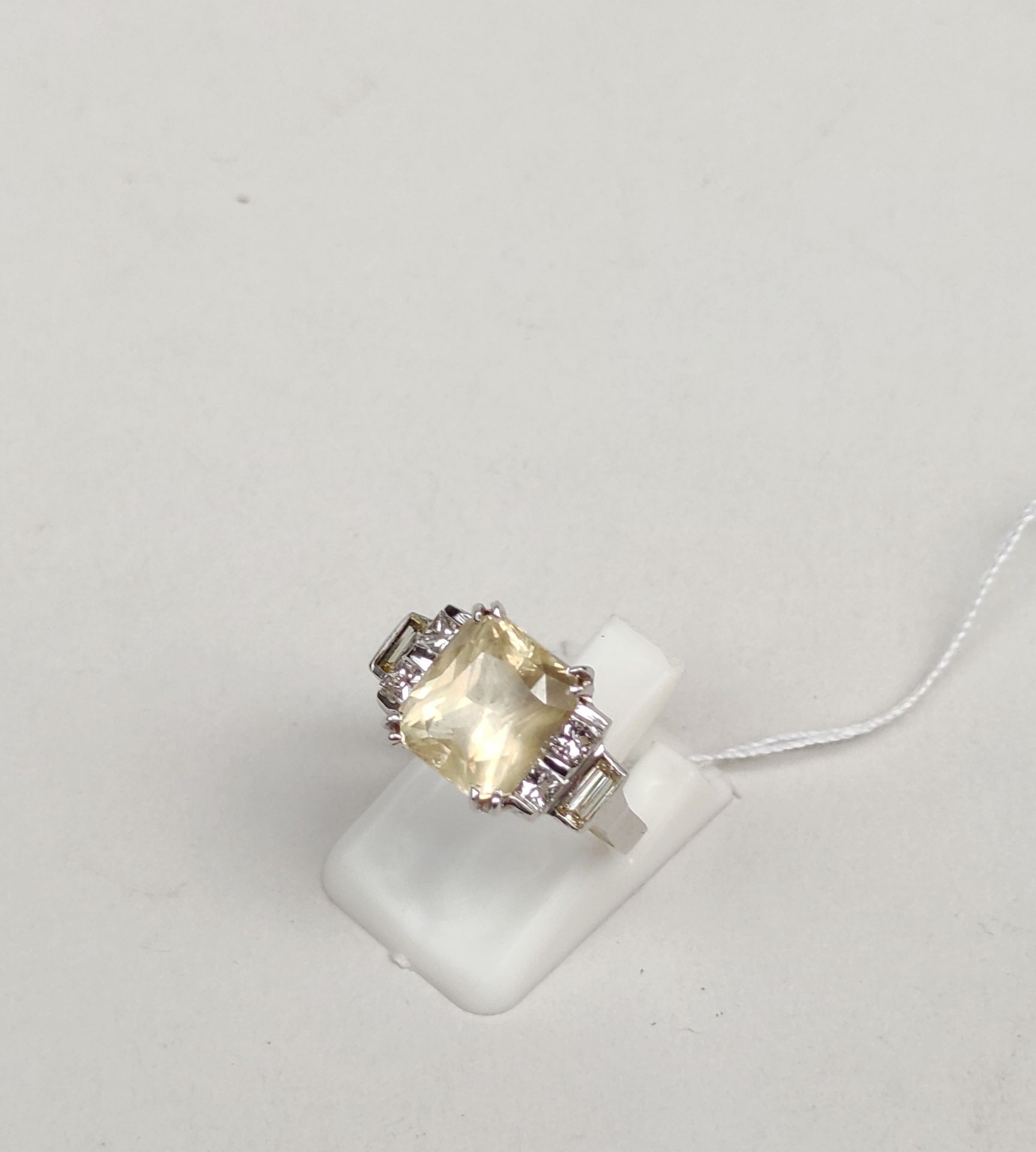 Null 
Anello in oro bianco 750°/00 con uno zaffiro di 6,02 carati, Ceylon natura&hellip;
