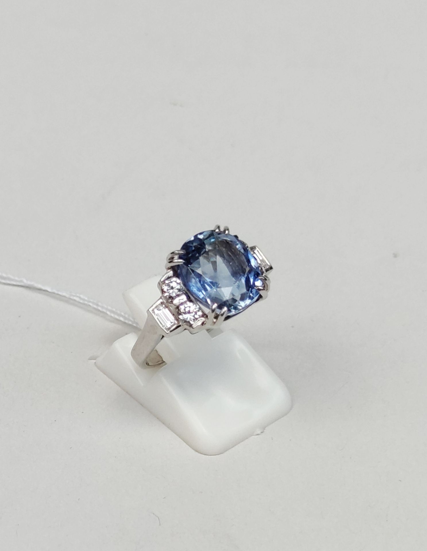 Null 
750°/00白金戒指，镶嵌一颗6.40克拉的天然锡兰蓝宝石

手指大小：52，毛重：5.80克

凭借其IGI证书