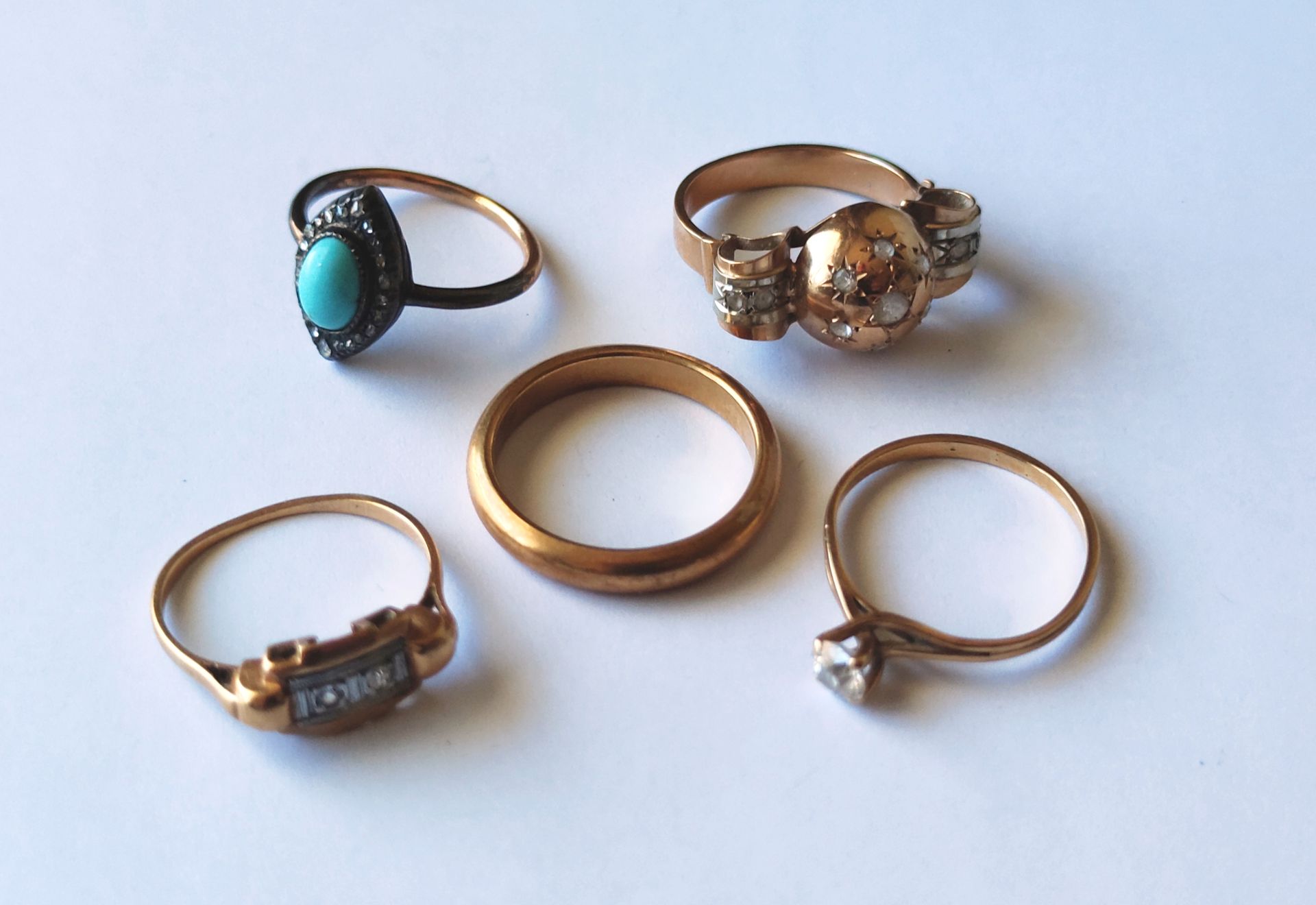 Null 
LOTE en oro amarillo 750°/°° que comprende: cuatro anillos con piedras y u&hellip;