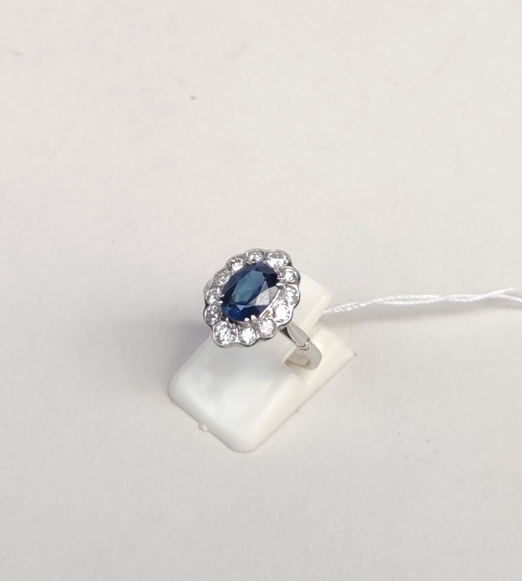 Null 
750°/00白金戒指，镶嵌一颗重约2克拉的蓝宝石和明亮式切割钻石，手指尺寸：51 总重量：4.30克