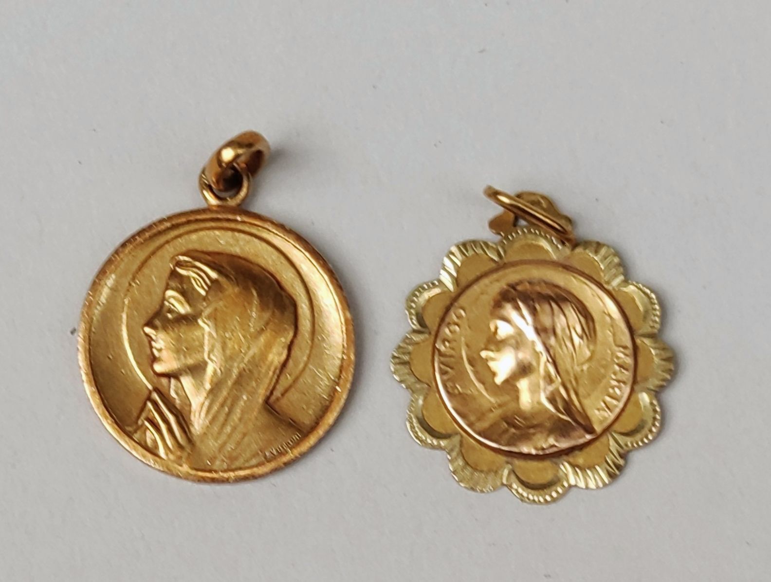 Null 
一组两枚黄金圣母像奖章，750°/° 重量：5.4克