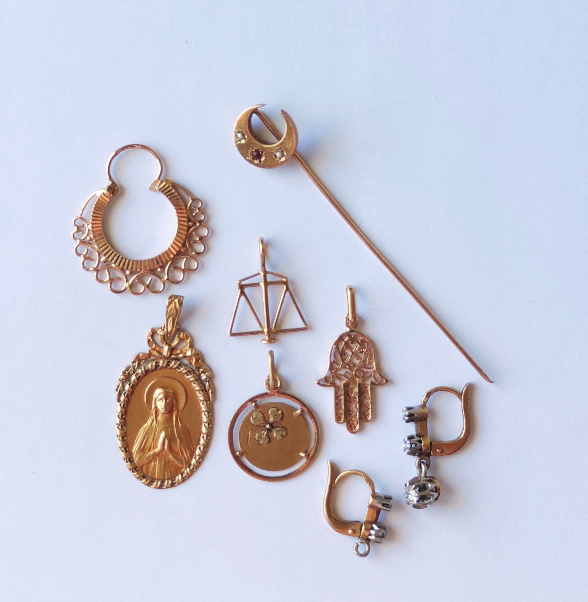 Null 
750°/°黄金拍品，包括：两枚奖章、两个吊坠、一个胸针、一个耳环 重量：6克
和一对耳环（一个不完整） 毛重：2.6克