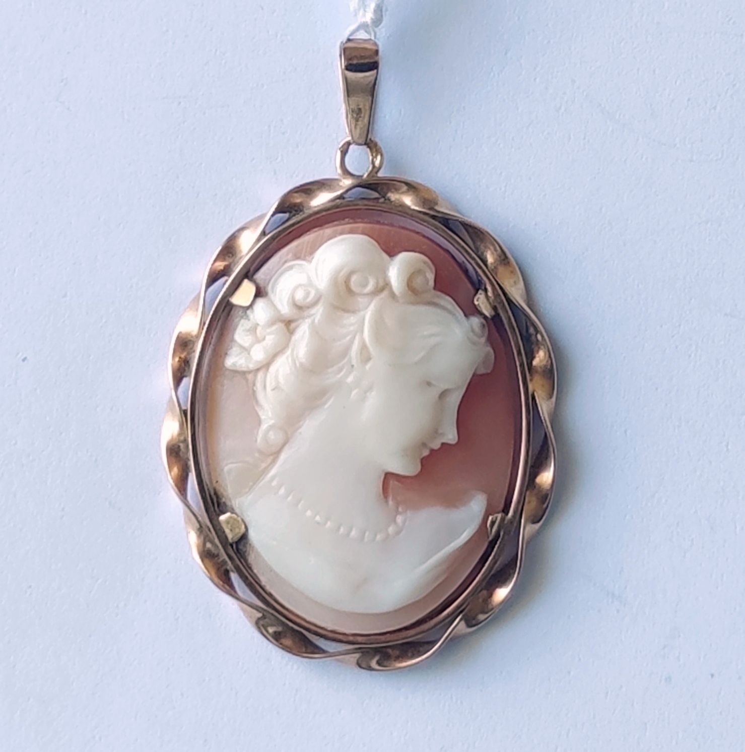 Null 
Yellow gold pendant 750°/°° decorated with a shell cameo of a woman's prof&hellip;