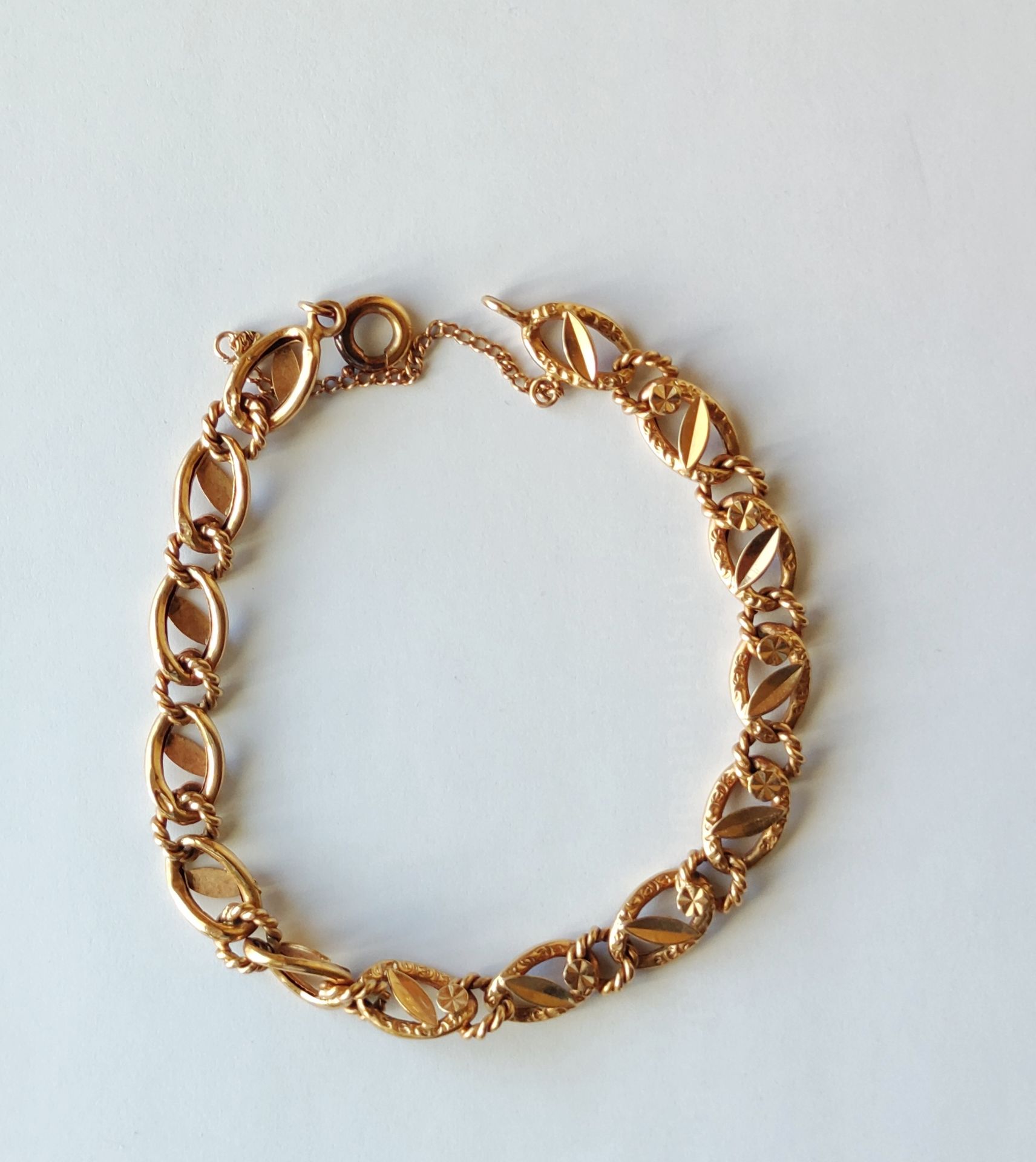 Null 
750°/°黄金手镯，链节上装饰有风格化的叶子，带安全链
腕部直径：5厘米 重量：13.7克