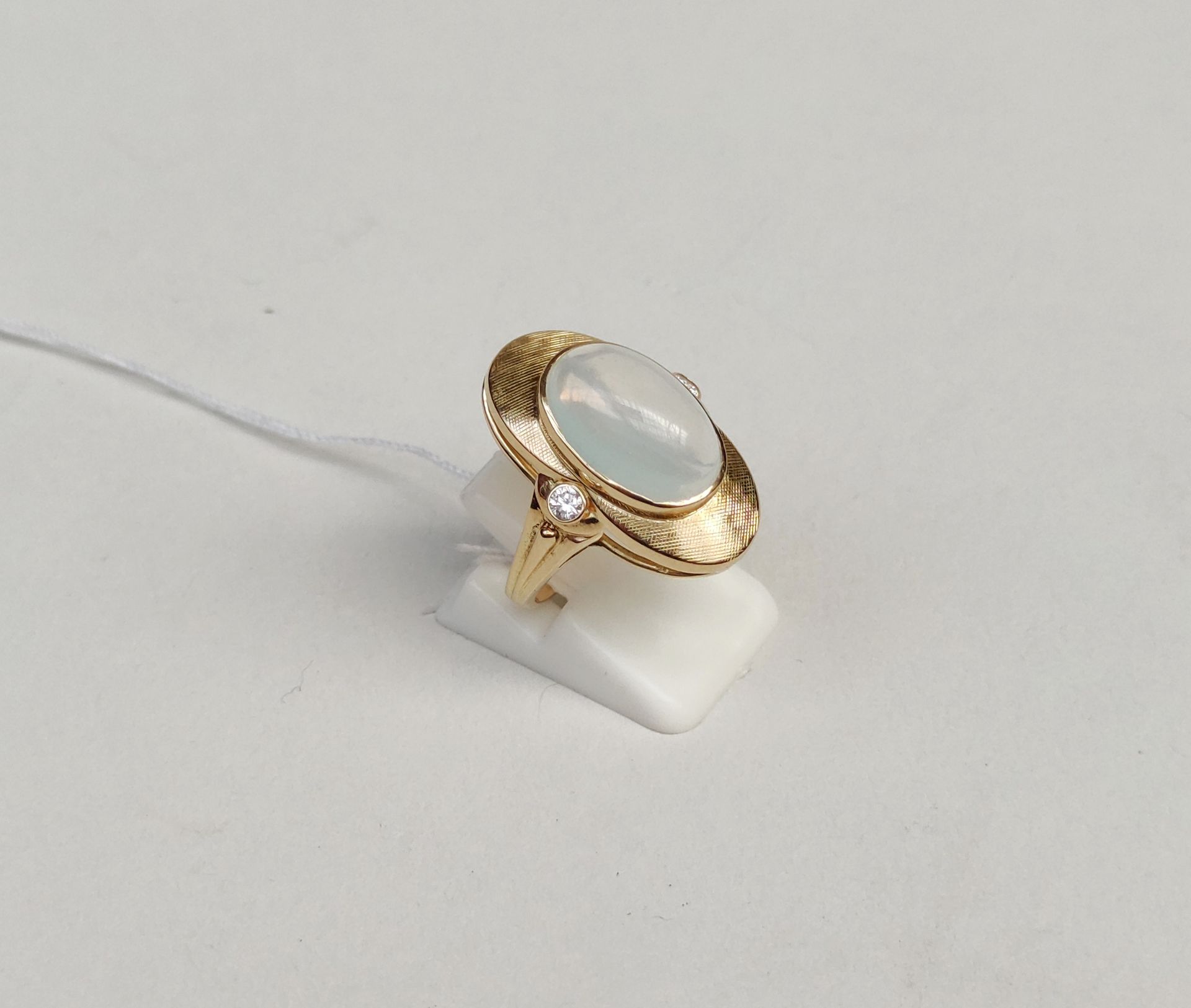 Null 
Ring aus Gelbgold 750°/00, besetzt mit einem Mondstein und Diamanten im Br&hellip;
