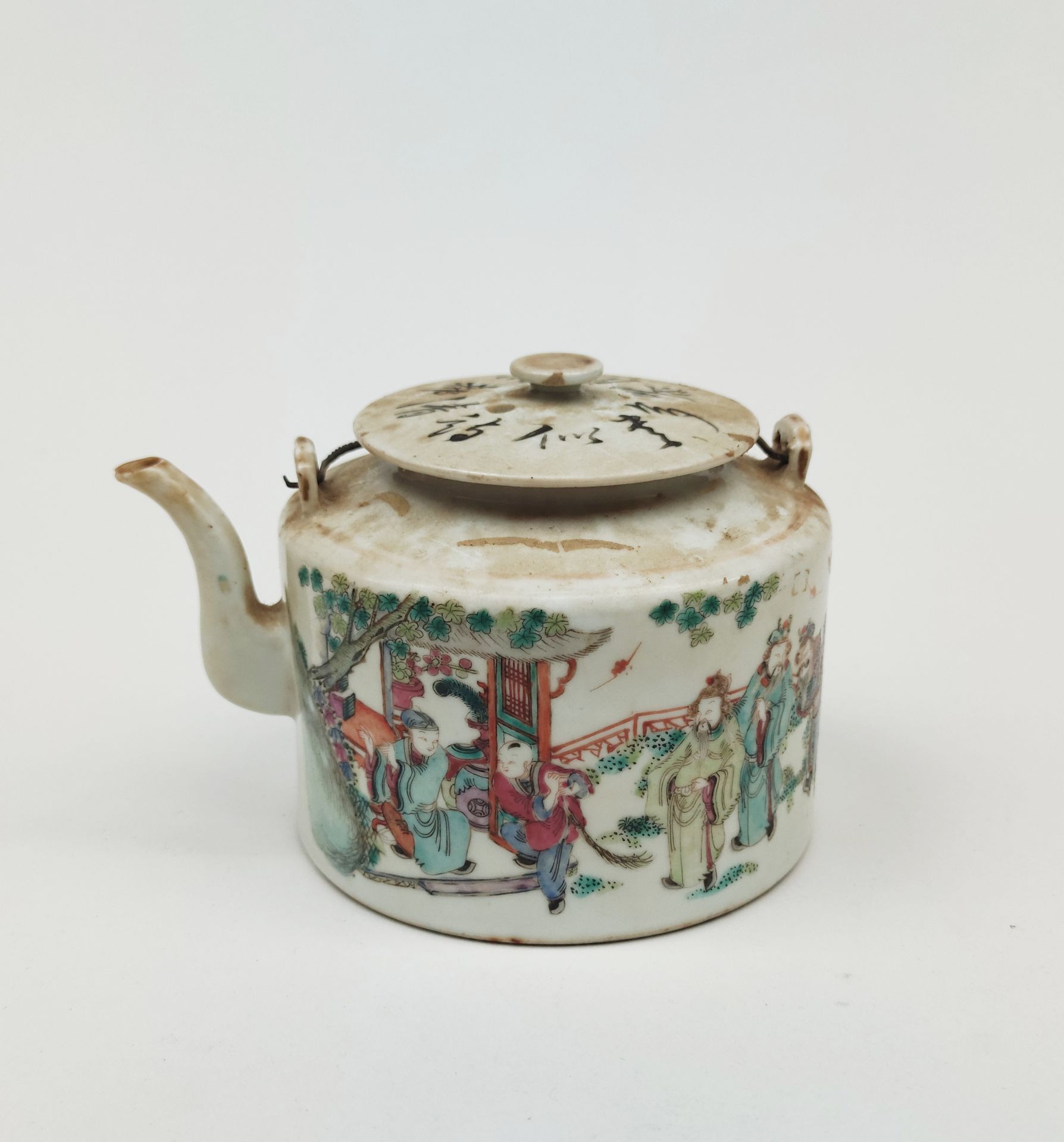 Null 
瓷器茶壶，圆形，有多色珐琅彩的人物场景和表意文字的装饰。中国，高：11厘米（小碎片