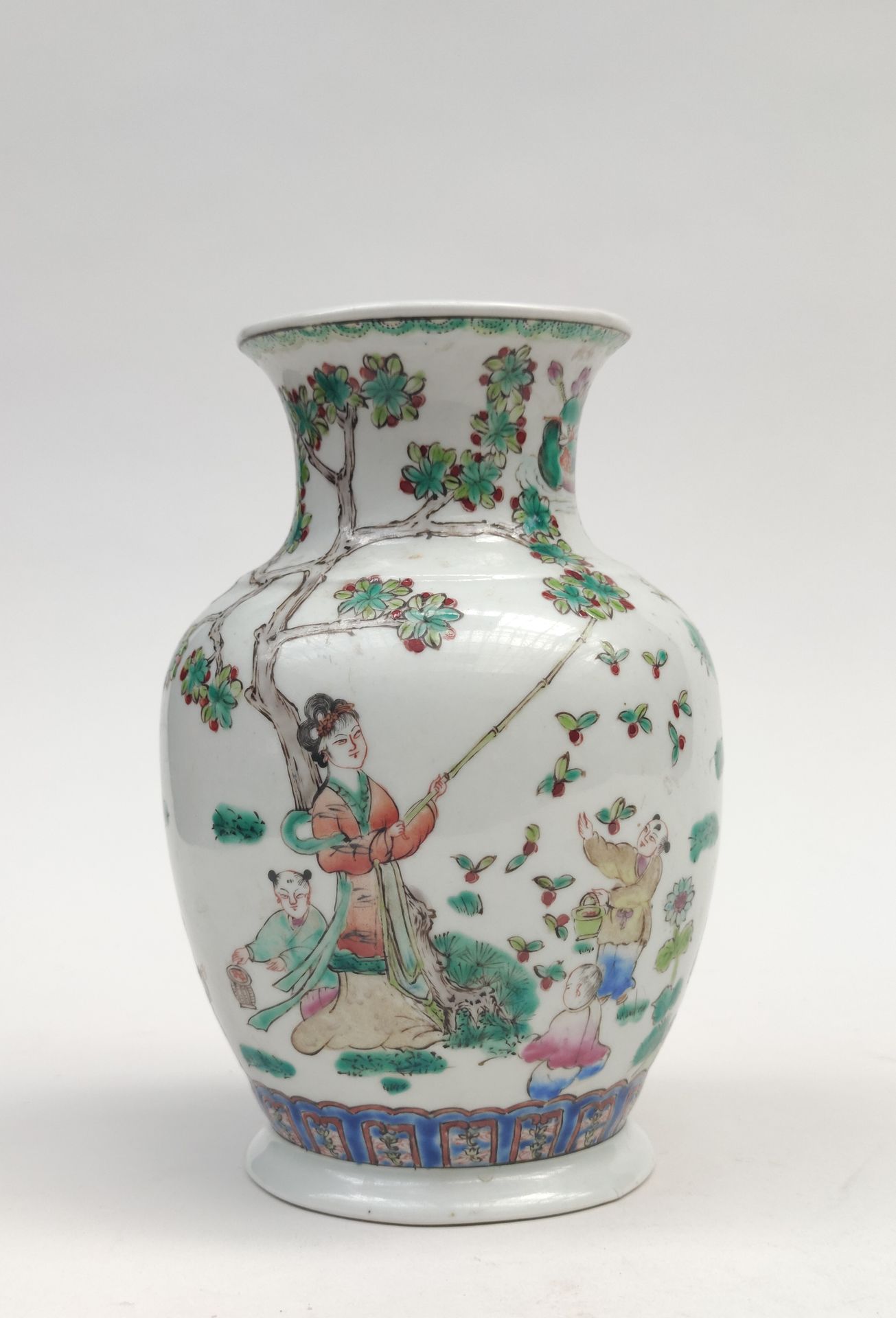 Null 
瓷器花瓶，呈柱状，有多色珐琅彩装饰，表现一个女人和孩子在花园里采摘水果。
高度：22厘米。高度：22厘米