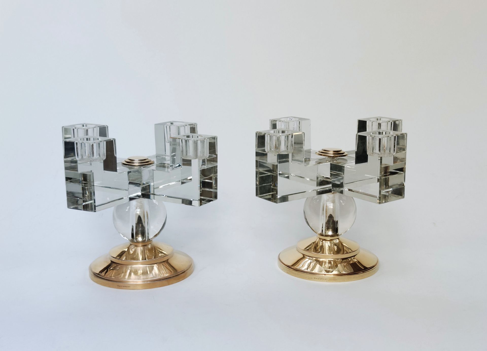 Null PUIFORCAT金匠

一对现代主义的烛台，四个烛台放在两个水晶十字臂上，放在圆形的镀金银脚上，印记：Minerve，脚底有 "PUIFORCAT"&hellip;