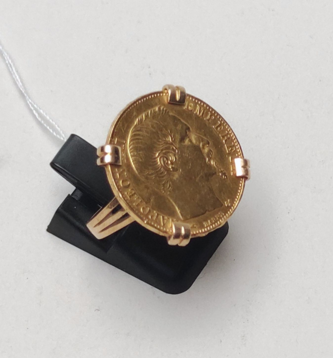Null 
750°/°黄金戒指，装饰有1858年20法郎的黄金NIII光头硬币 重量：10.6克 手指大小：约52厘米