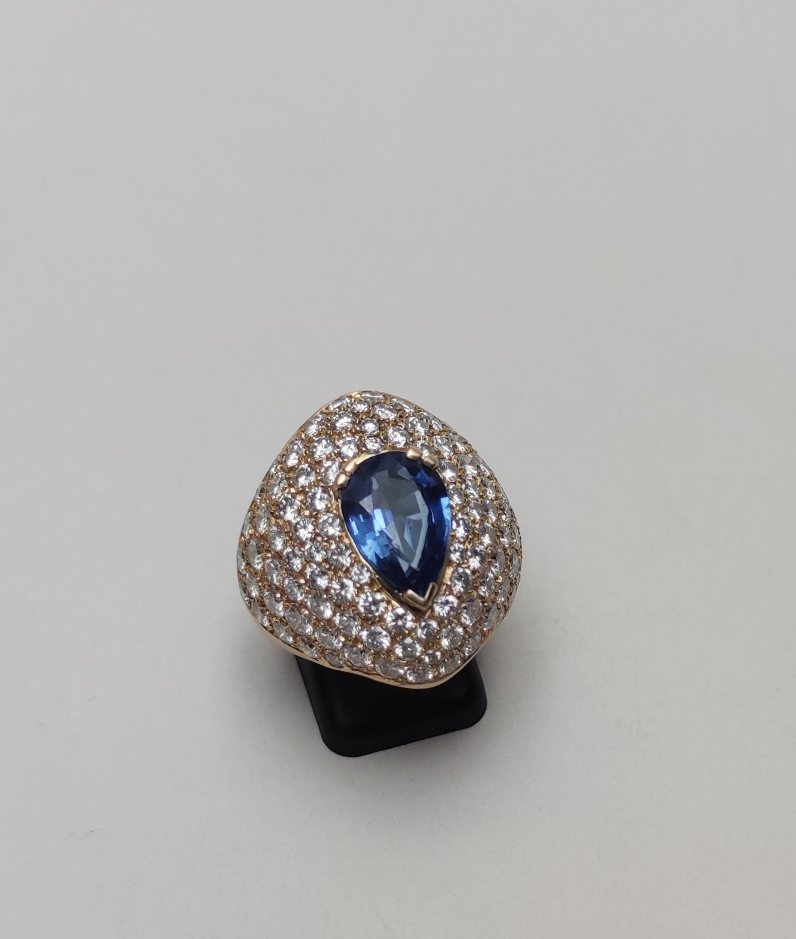 Null 
重要的黄金戒指，750千分之一的中心是一颗梨形切割的蓝宝石，用爪子镶嵌在颗粒状的明亮的钻石铺面上。法国的工作。蓝宝石的重量：4.49克拉。毛重：12&hellip;