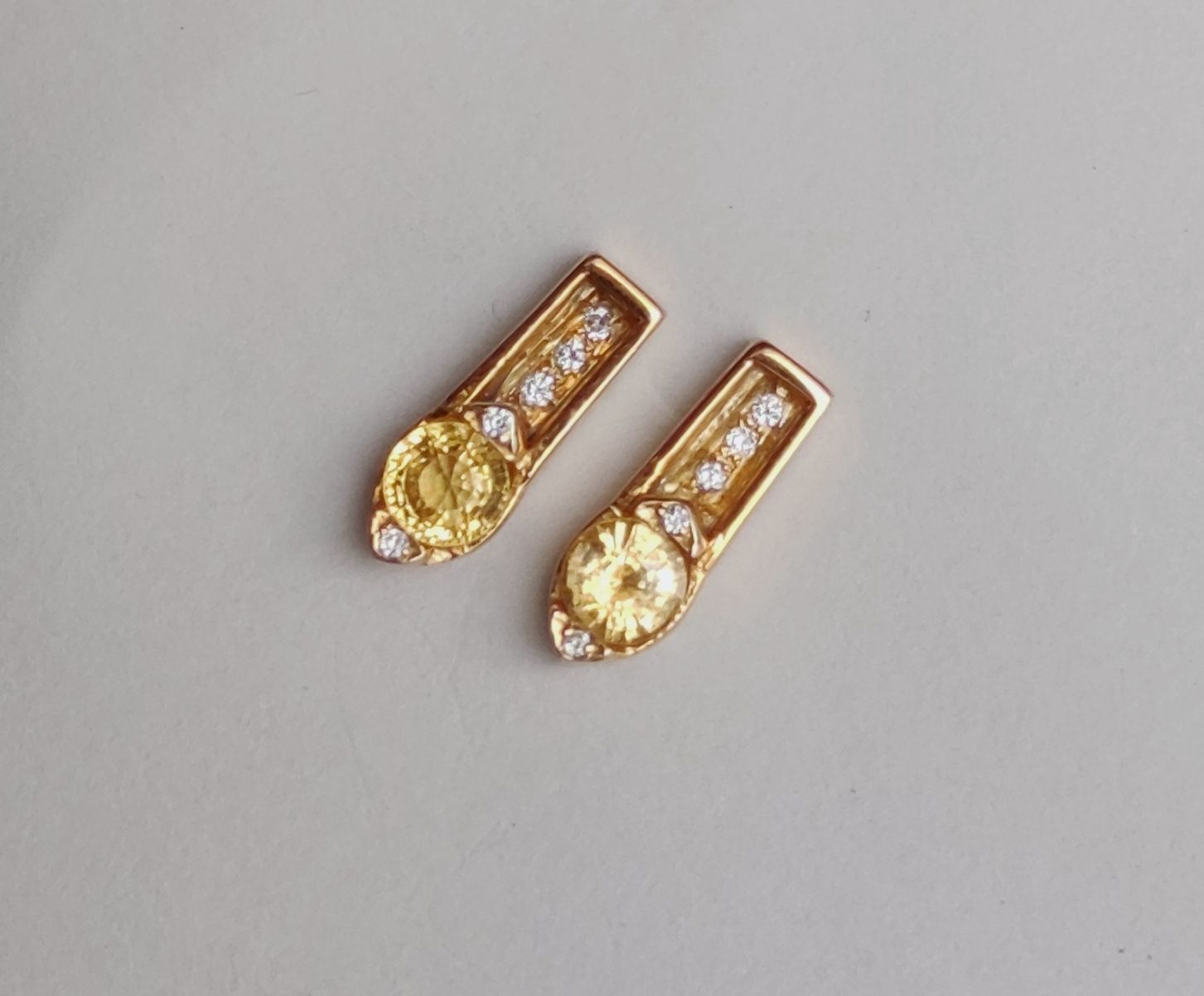 Null 
Pair of earrings in yellow gold 750°/00 set with a yellow spahir 





Gro&hellip;