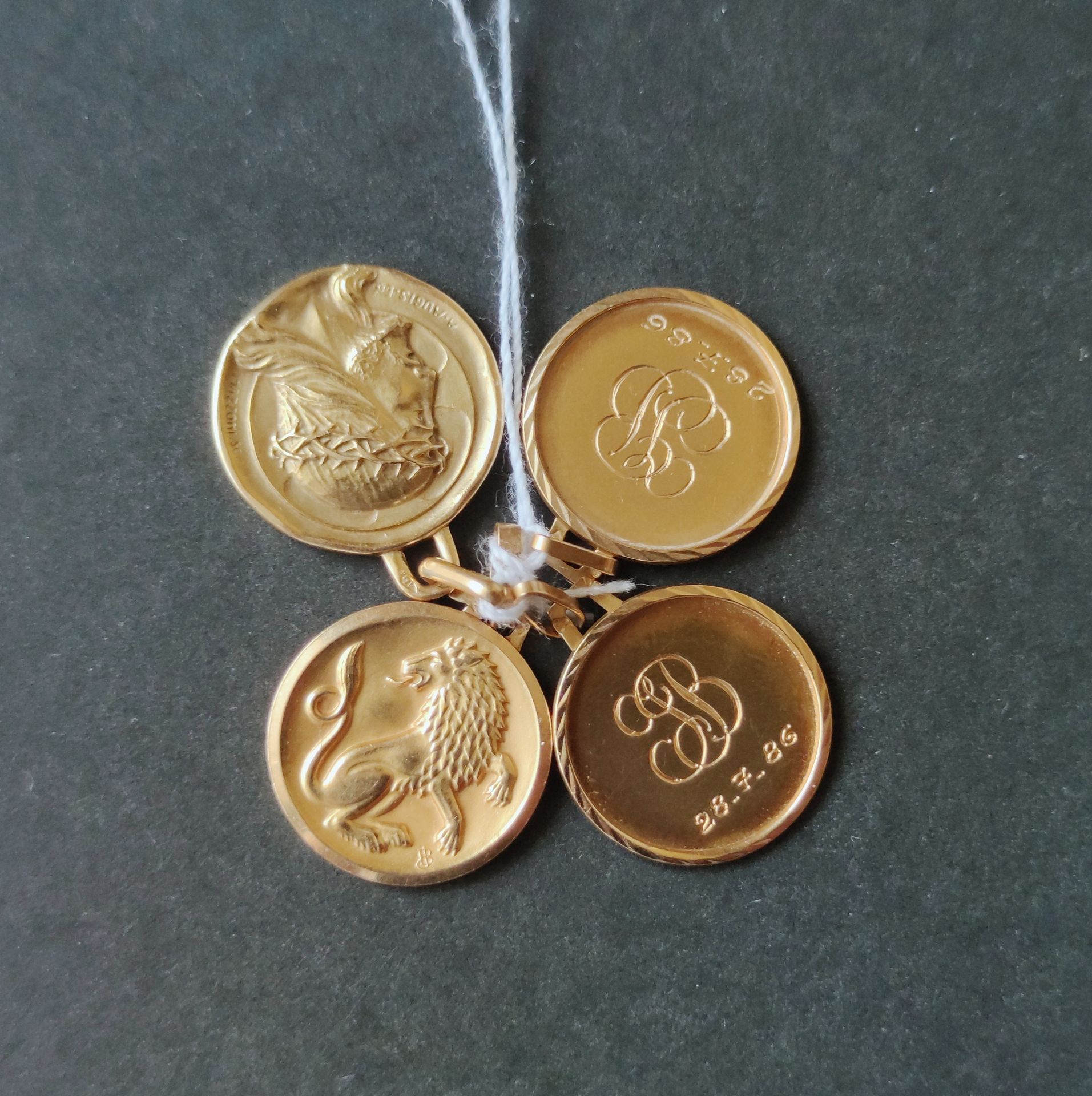 Null 一套四枚750°/°的黄金小奖章（两枚图案，一枚代表狮子标志，一枚代表基督头像的侧面图案

重量：9.2克