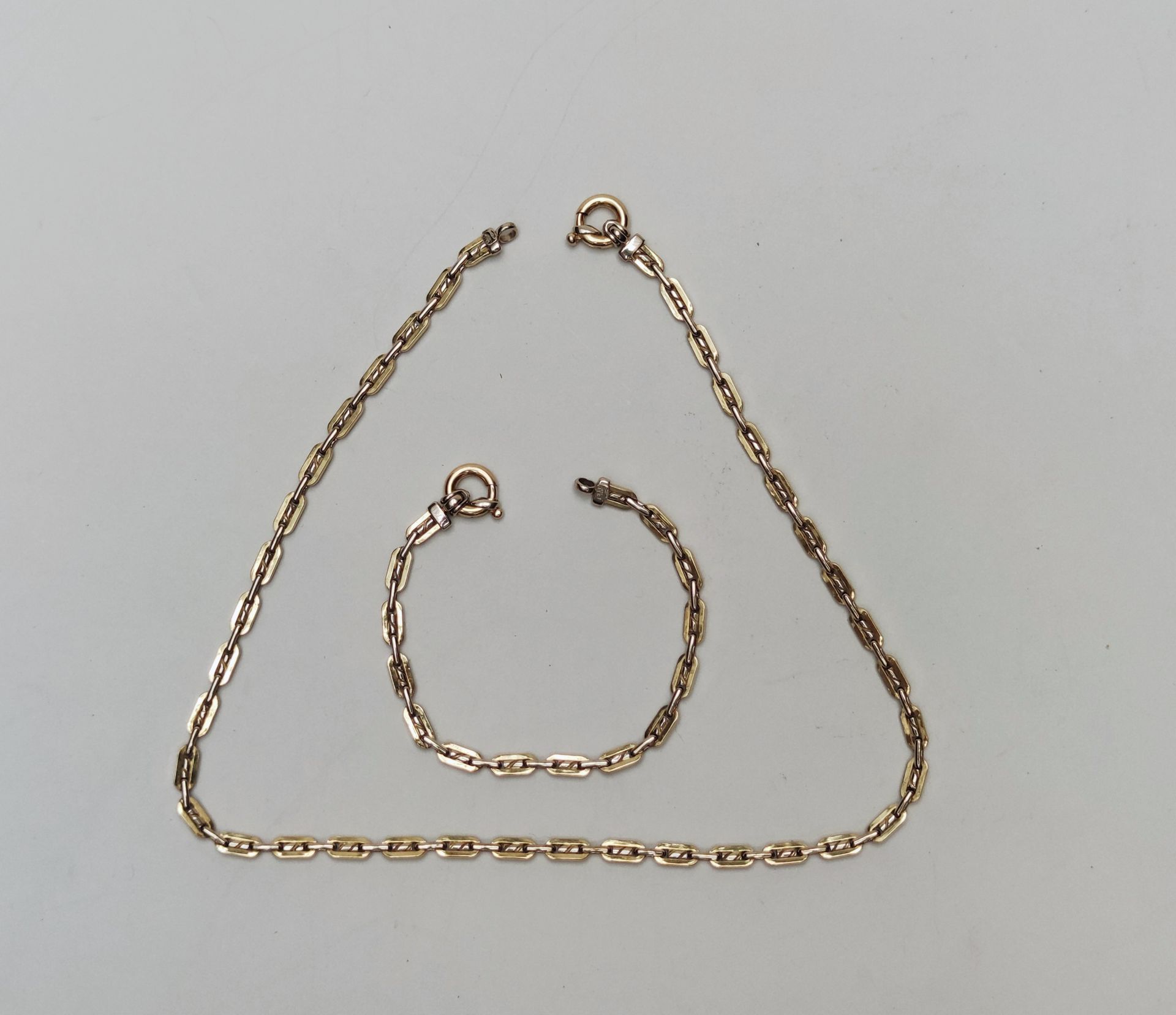 Null 
750°/00黄金镶嵌，包括1条项链和1条手镯 




重量：22.7克 




国外工作
