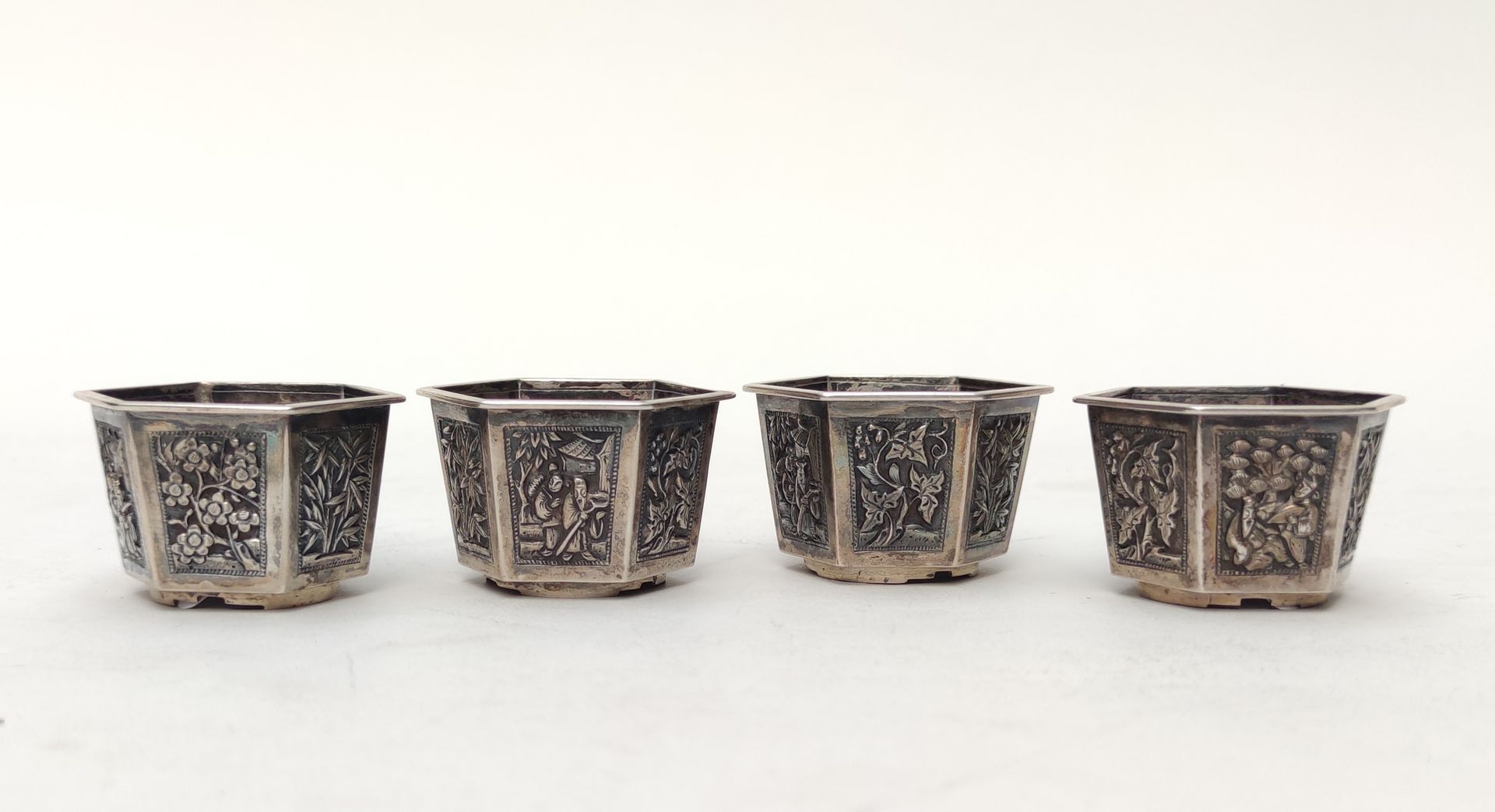 Null 王兴

一套4个六角形的银质萨克斯杯，上面有人物、竹子和樱花的装饰。

在每个高脚杯的背面做标记

总重量：105.5克

(免于管制，每杯重量小于3&hellip;