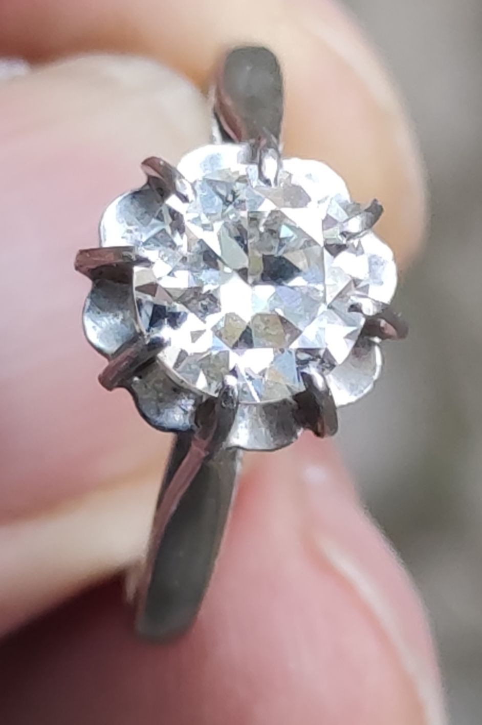 Null 
戒指，白金和铂金镶嵌，镶有一颗重约1.80克拉的明亮型切割钻石 重量：4.6克 手指大小：约60毫米