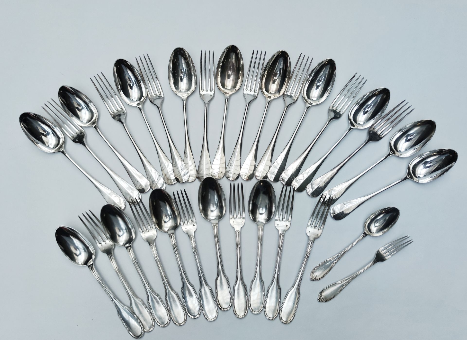 Null 
LOT of silver including : 




Eight large cutlery pieces and two spoons, &hellip;
