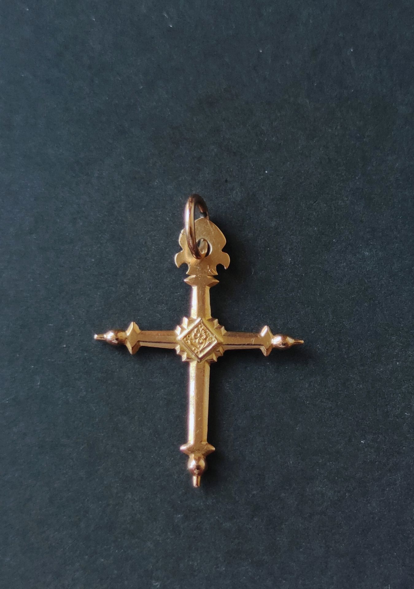 Null Antique CROSS in yellow gold 750°/°°° hallmarked with a ram's head. 4 cm We&hellip;