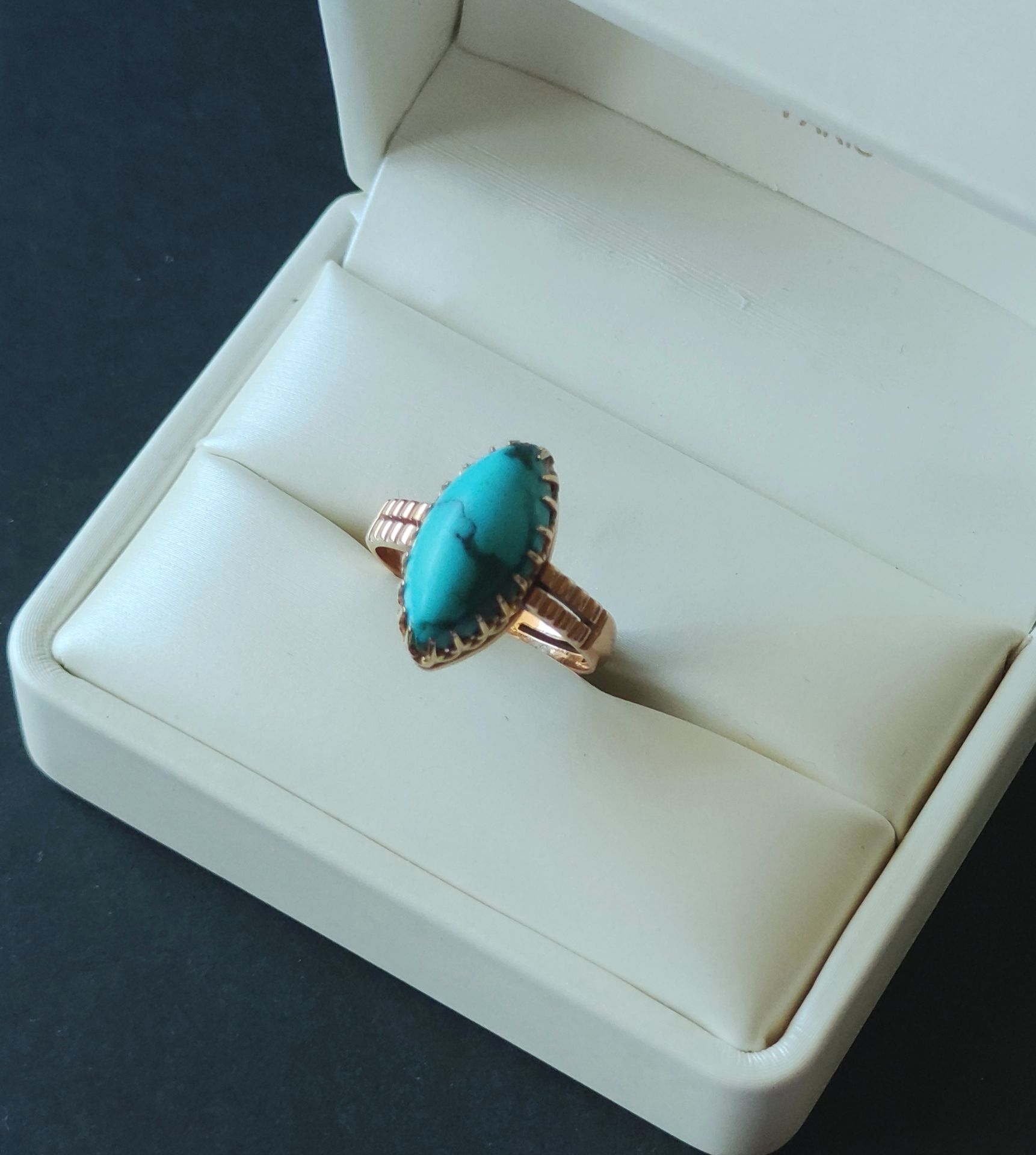 Null 
Yellow gold ring 750 °/°° set with a turquoise cabochon 




Gross weight &hellip;