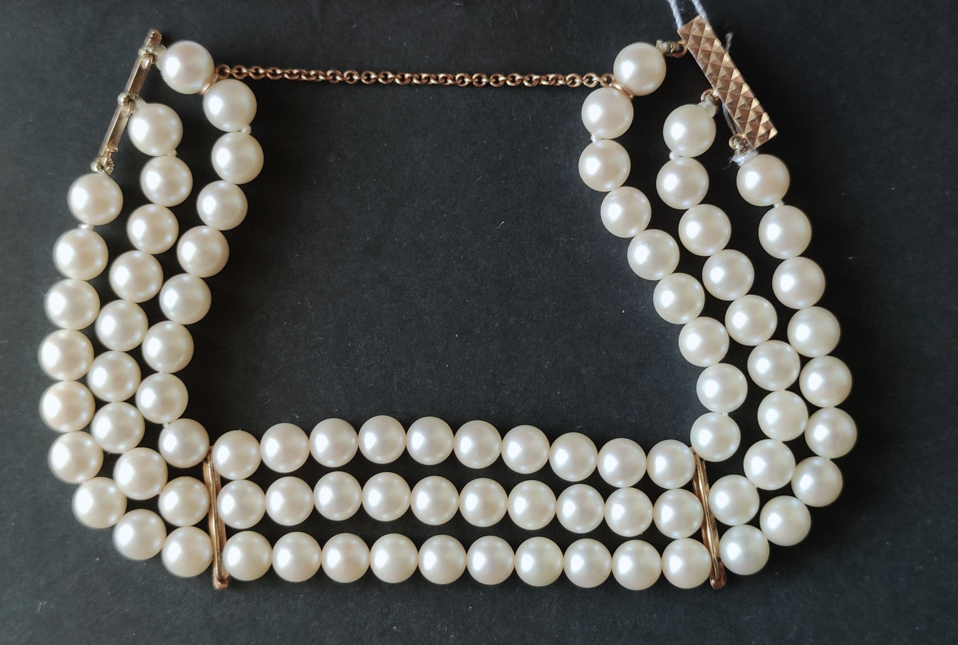 Null BRACELET à trois rangs de perles de culture calibrées, fermoir, chaine de s&hellip;
