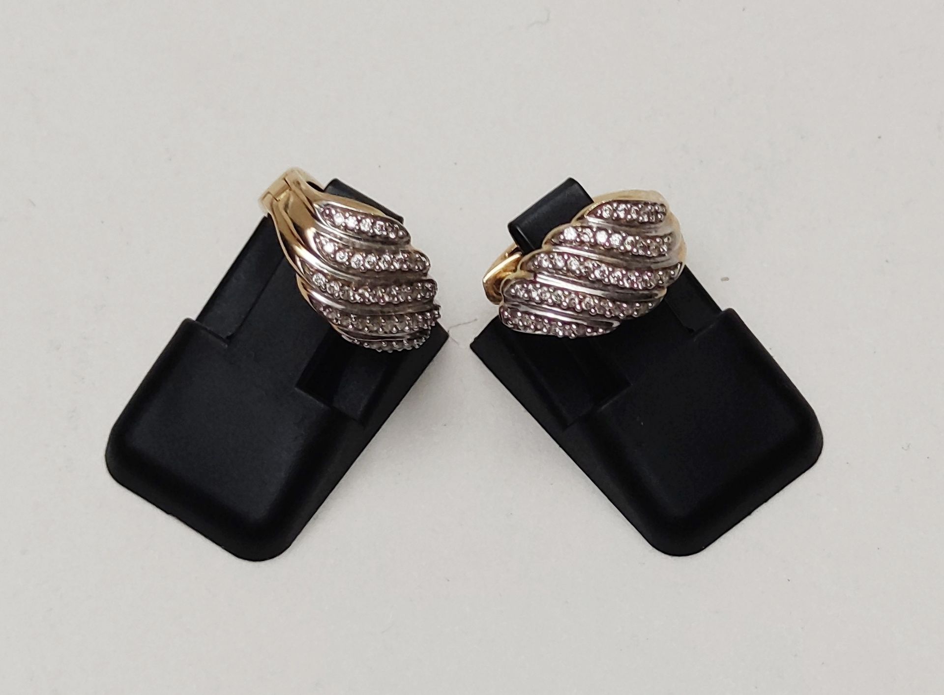 Null Pair of earrings in yellow gold 750°/00, each set with 5 lines of small dia&hellip;