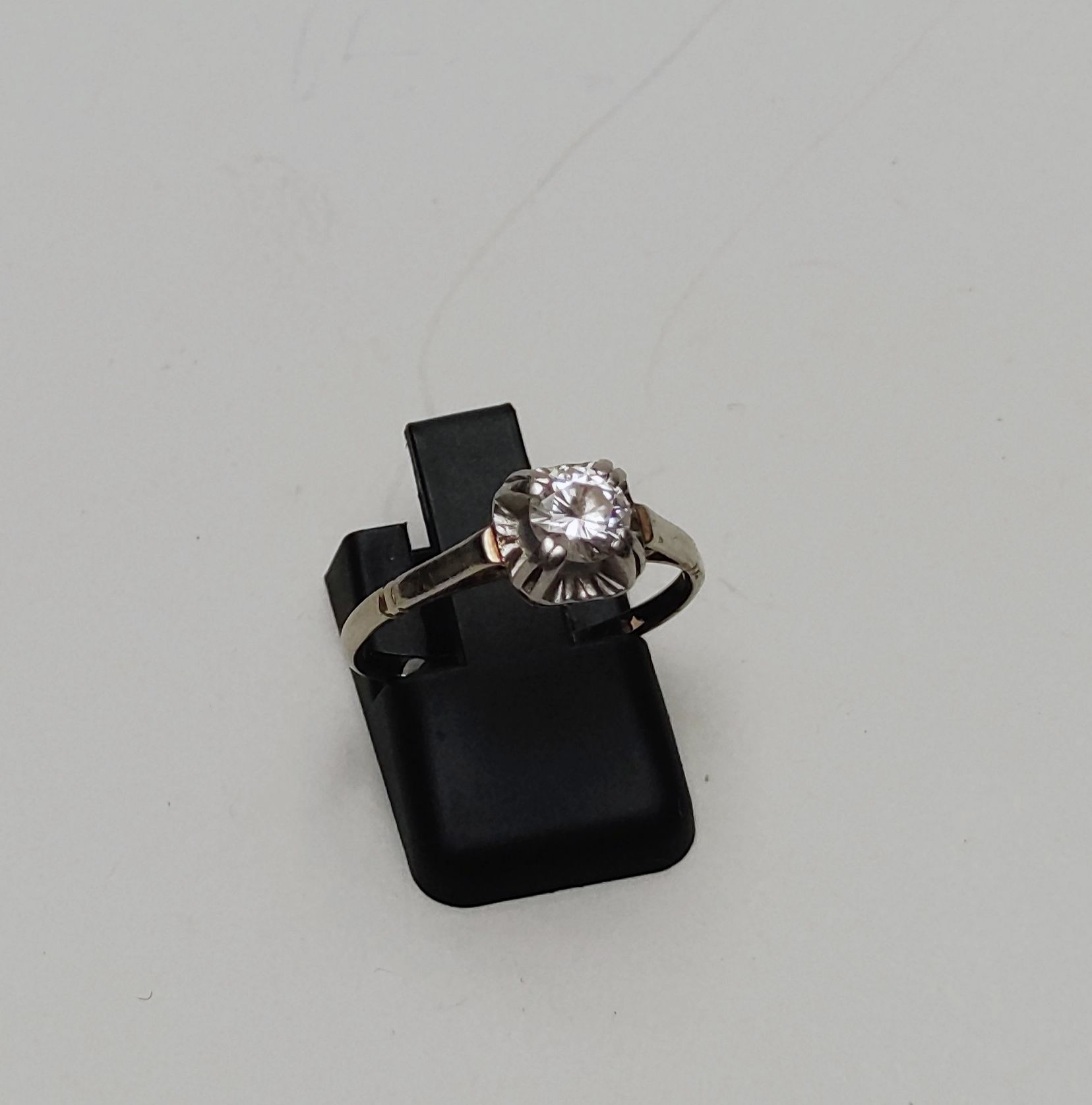 Null 
Ring aus Weißgold 750°/00 und Platin, besetzt mit einem Diamanten im Brill&hellip;