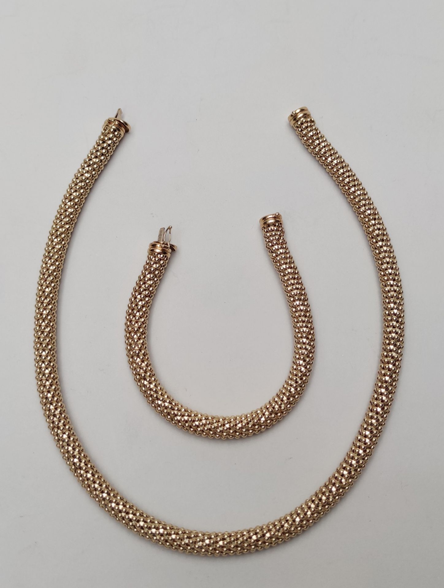 Null 
镶嵌在750°/°的黄金改造，由一条手链和一条项链组成，灵活的镂空珍珠。它们用一个扣子装饰，做成一条大项链。法国的工作。重量：74.30克，整体。项&hellip;